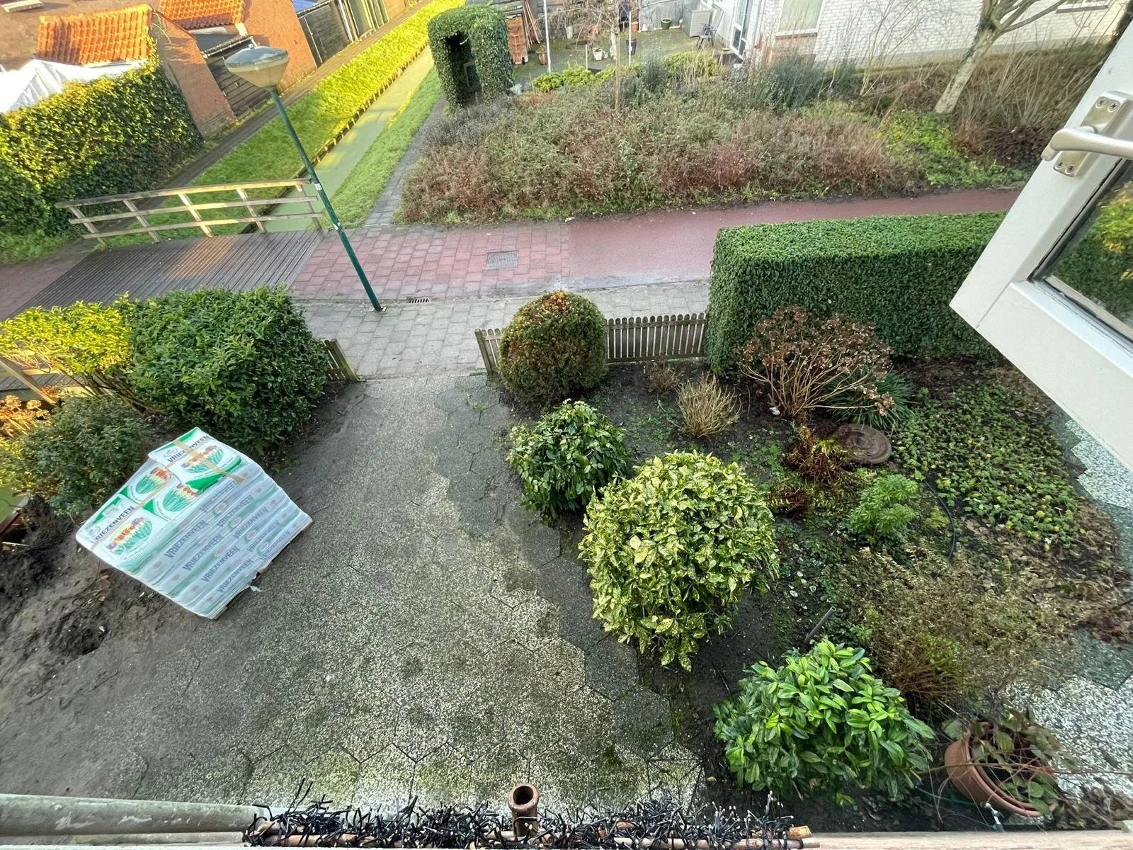 Voortuin januari 2026. Te gedateerd naar mijn mening en gelukkig ook die van de bewoners. 