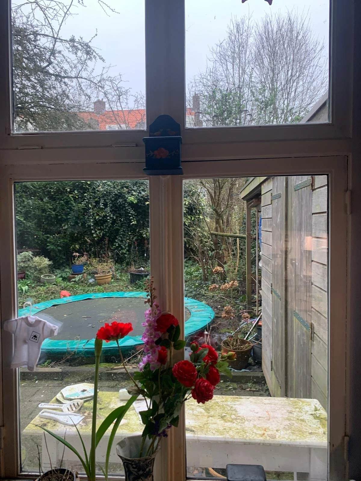 De bewoners wilden graag hun achtertuin  onder handen te nemen. In maart 2026 ontwerp gemaakt, onder andere gericht op een  mooier aangezicht vanuit de woning.