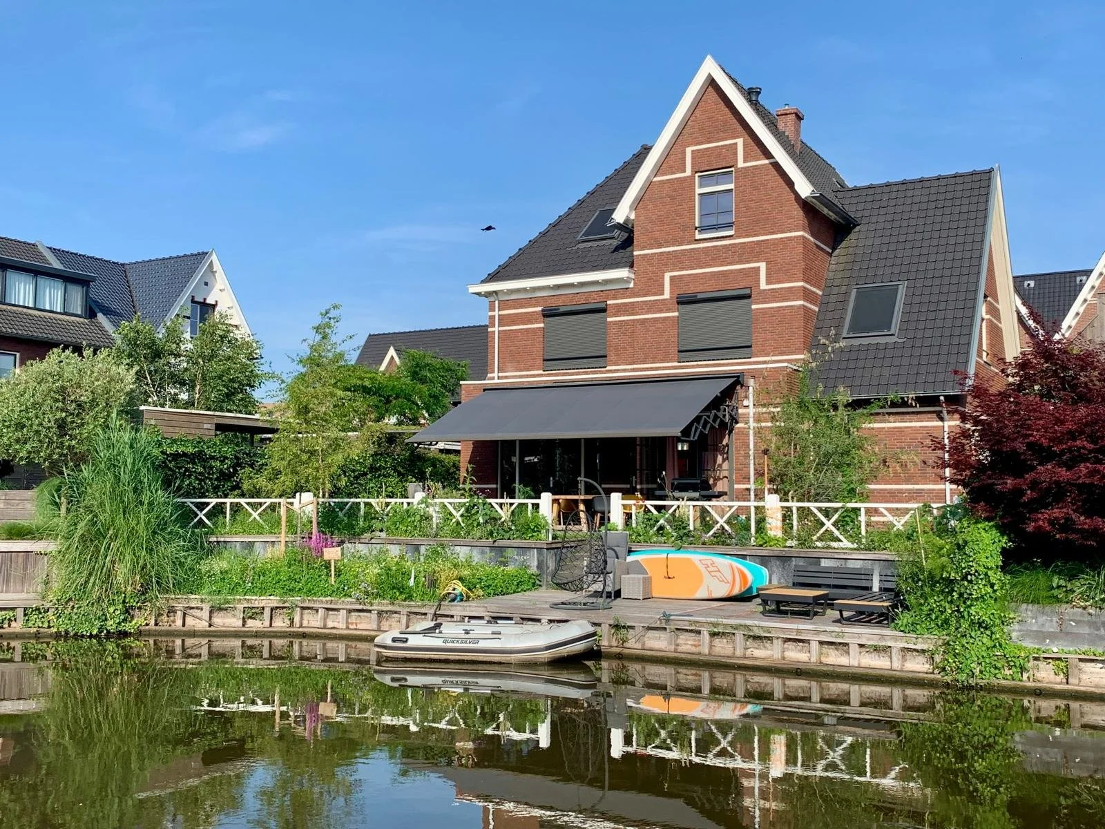 Juni 2026: het lage kruishekwerk geeft structuur zonder het uitzicht te belemmeren. Varen en suppen is nu nog leuker. 