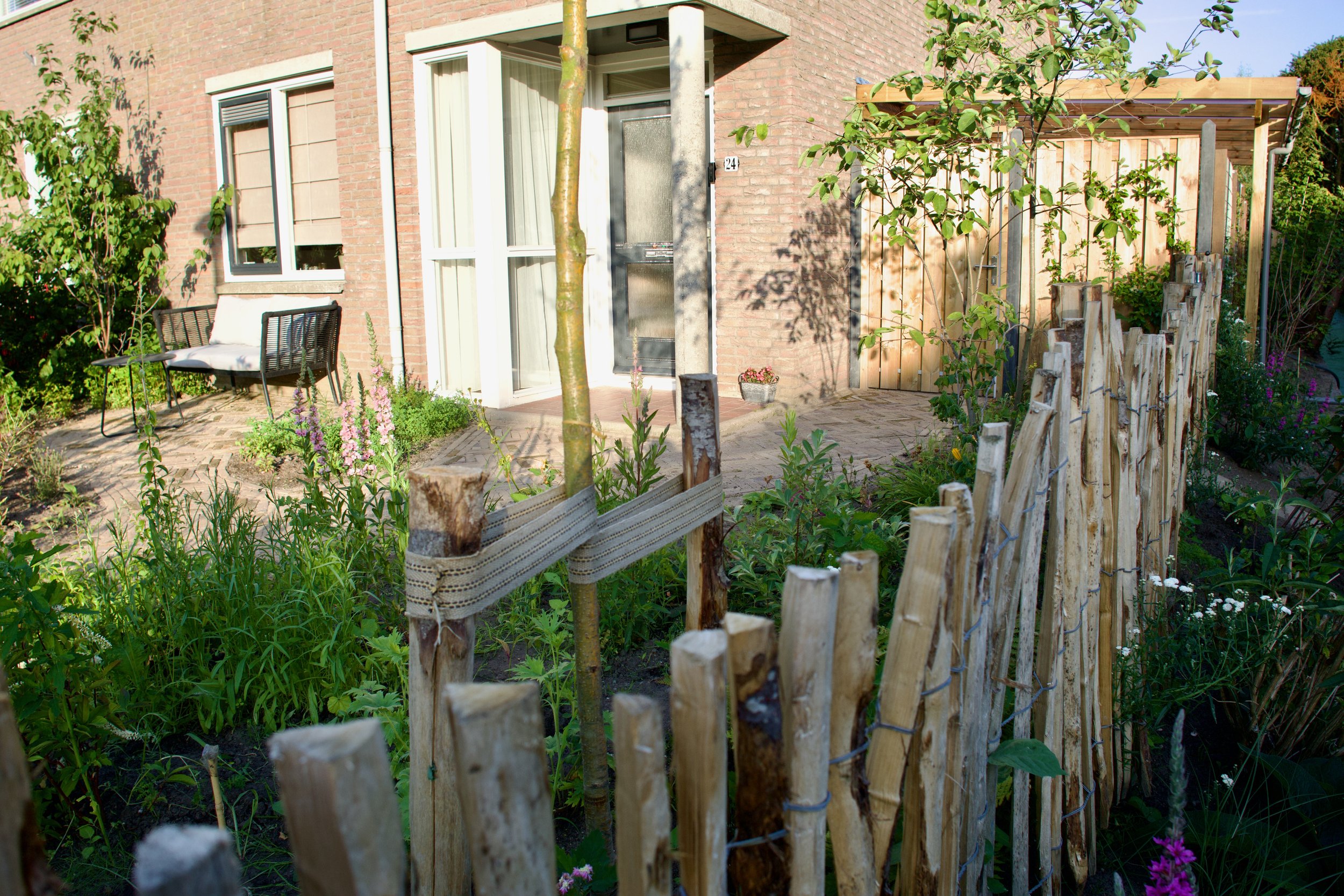 En als je wil genieten van de zonsondergang zit je goed in de voortuin.