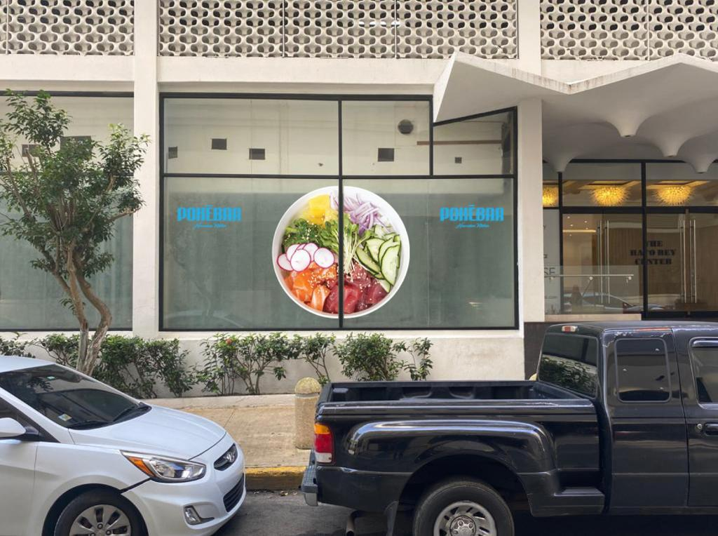 Cartel de restaurante llamado 'Pokeham' que muestra una imagen de un bol de poke con verduras, pescado y otros ingredientes.