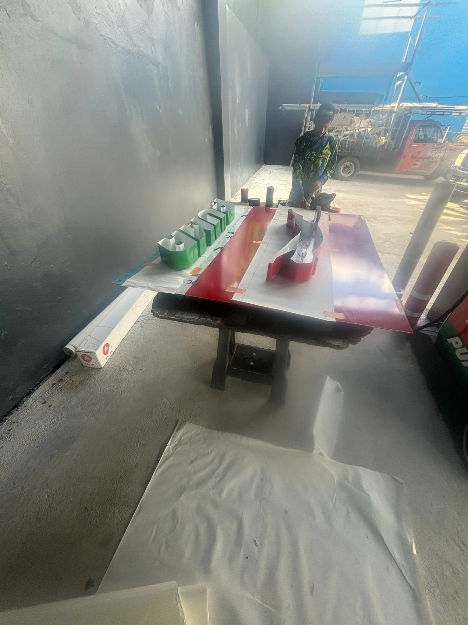 mesa de trabajo de letrero de gasolinera puma