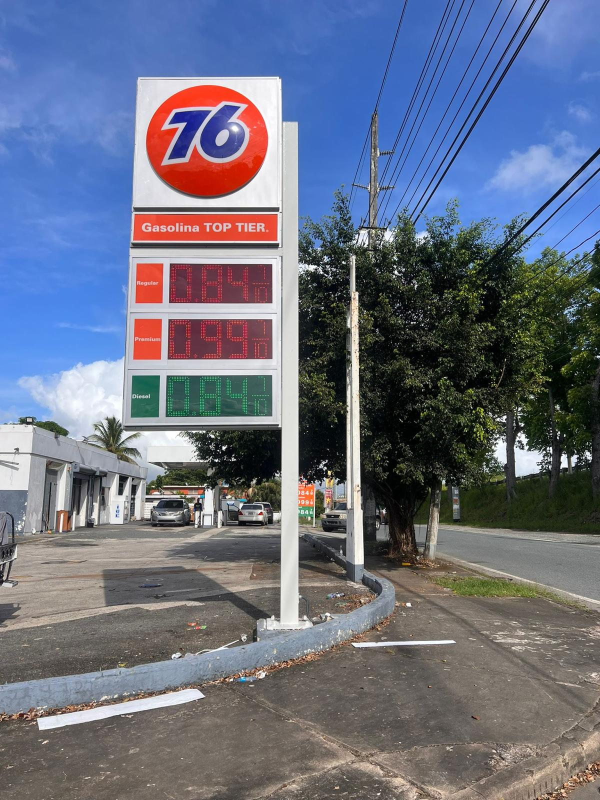  cartel de gasolina de la marca 76 con precios para gasolina regular, premium y diésel en un establecimiento de gasolina