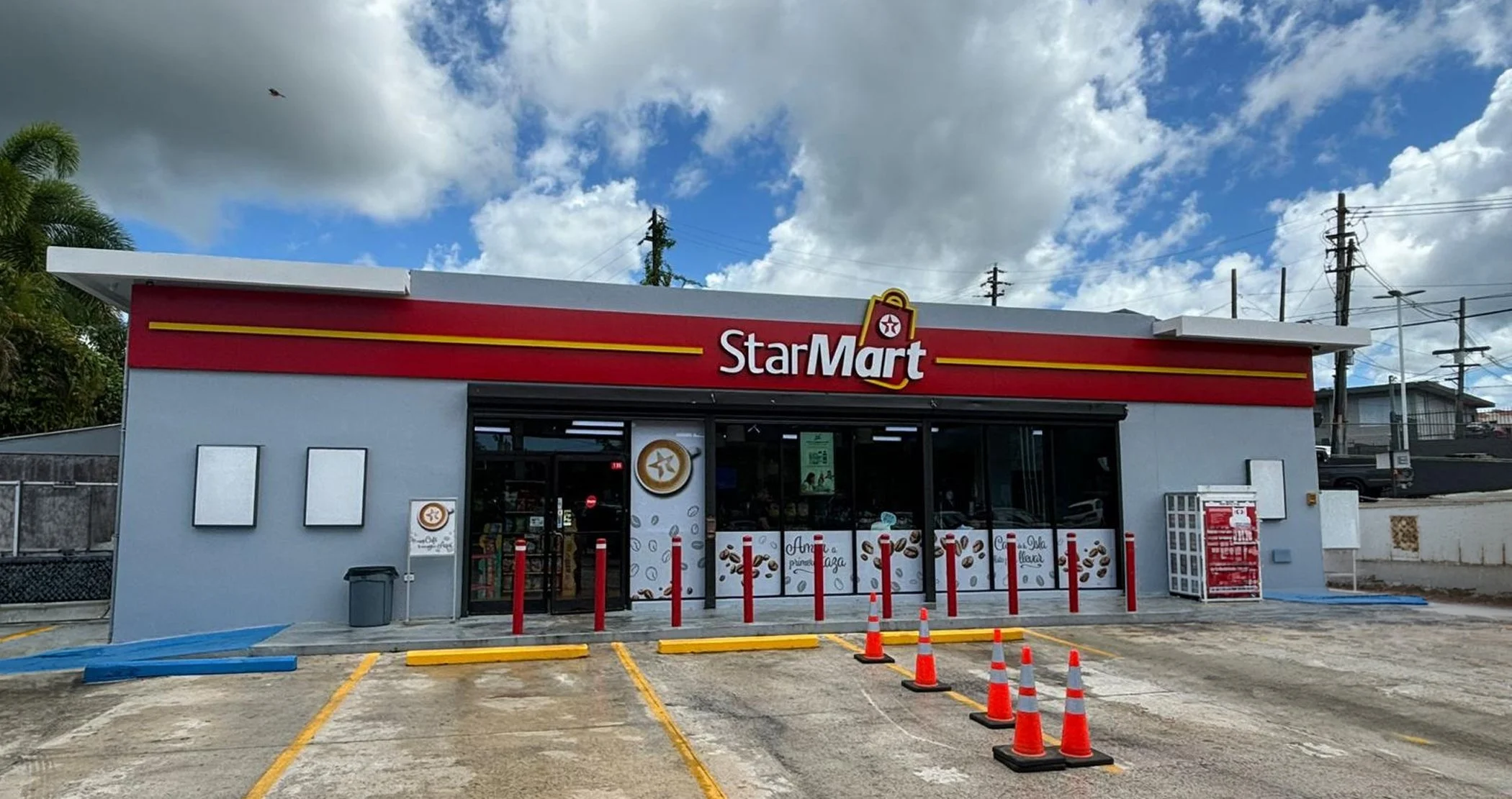 Fachada de una tienda llamada StarMart con área de estacionamiento