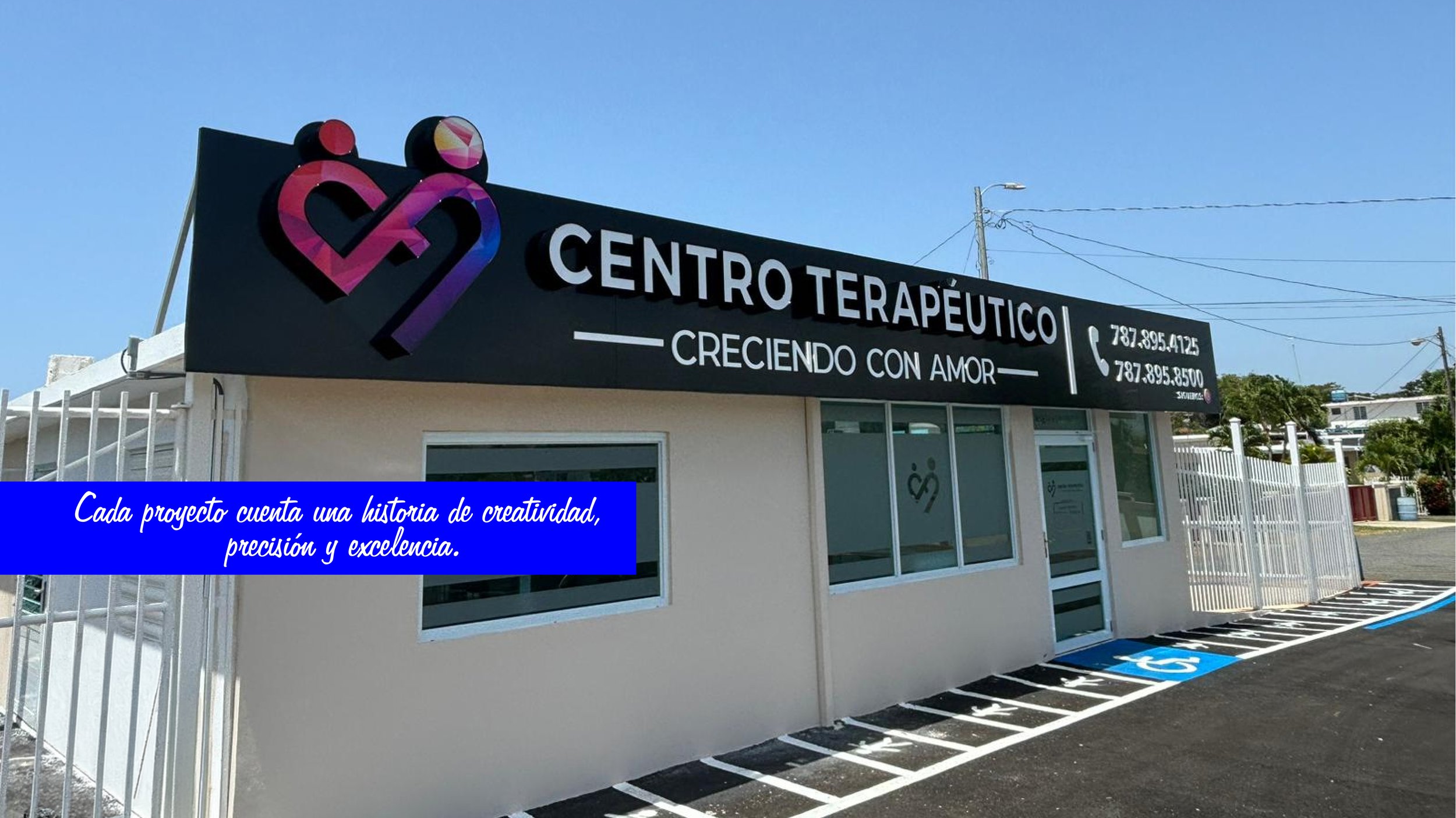 Estación de gasolina Texaco con varias pilas de autos en la tarde, árboles y cabinas de pago.