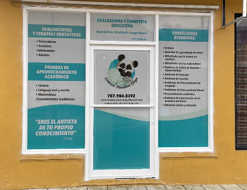 Cartelera con información sobre evaluaciones y terapias educativas para diferentes grupos de edad, incluyendo preescolares, escolares, adolescentes y adultos. Anuncio de pruebas de aprovechamiento académico y una cita que dice 'Eres el artista de tu 