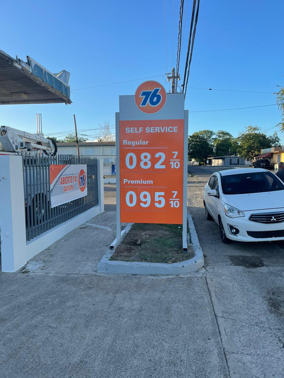Cartel de precio de gasolina en una estación de servicio, con precios para gasolina regular en 8.2 pesos y premium en 9.5 pesos en Guayama, Puerto Rico.