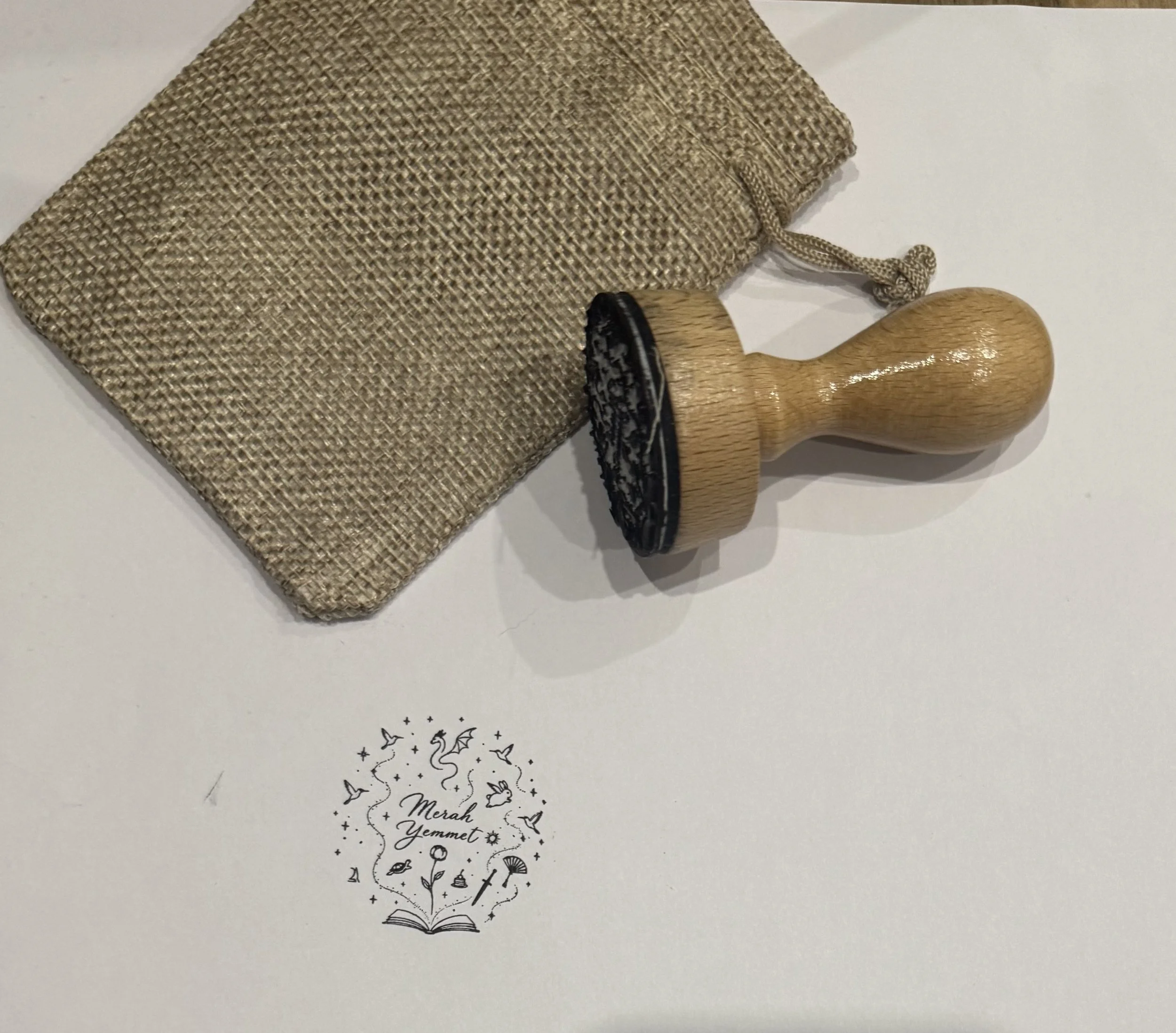 Abdruck meines Autorenstempels mit dem Schriftzug Merah Yemmet