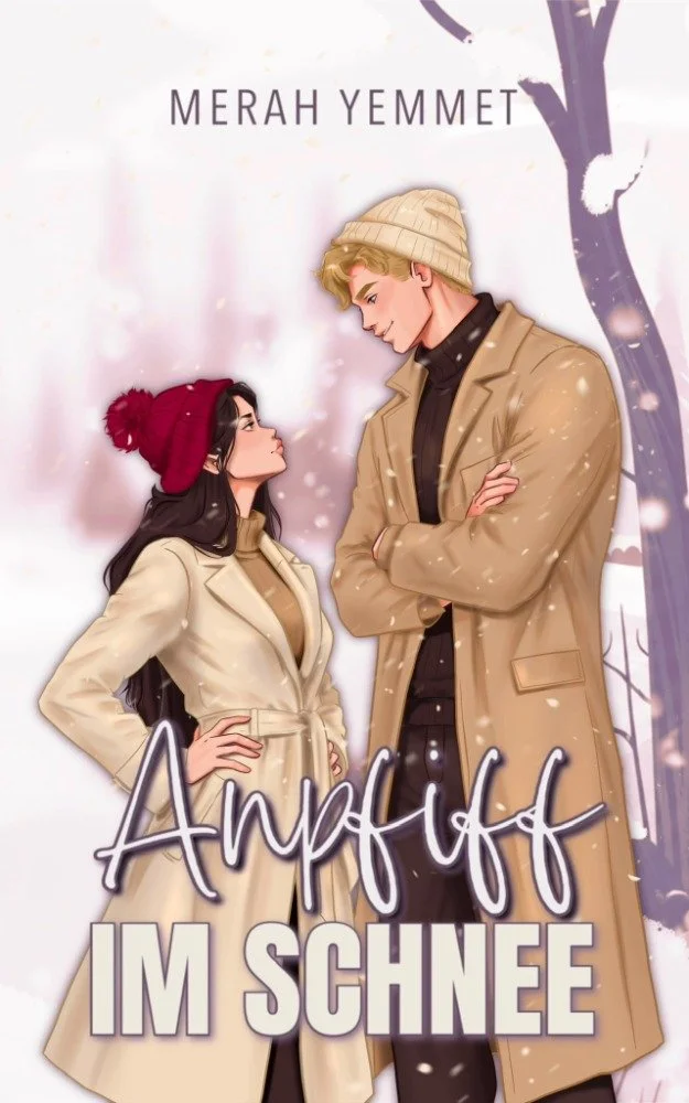 Cover von »Anpfiff im Schnee« von Merah Yemmet: Illustrierte Winterszene, ein großer blonder Fußballer mit Beanie und eine kleine dunkelhaarige Schiedsrichterin mit roter Bommelmütze stehen sich im Schnee gegenüber, sie mit den Händen in den Hüften.