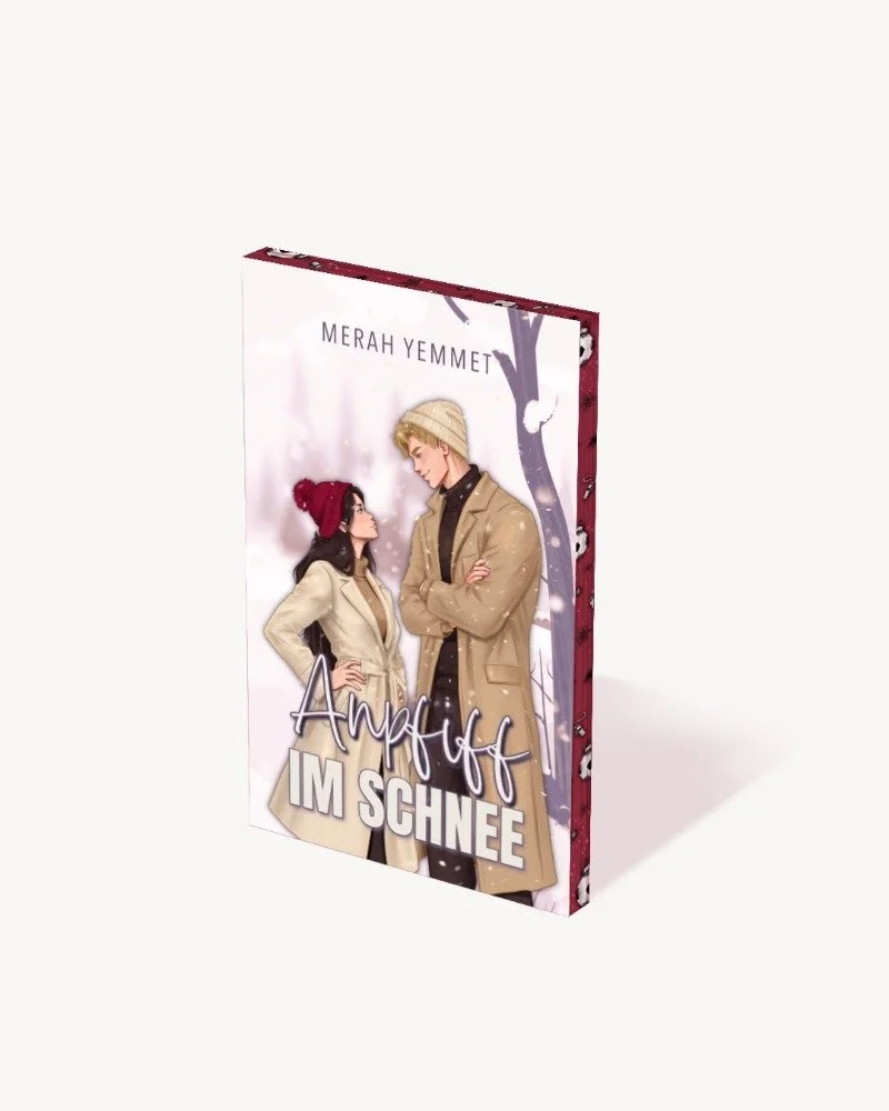 Buchcover mit Farbschnitt von »Anpfiff im Schnee« von Merah Yemmet: Illustrierte Winterszene, ein großer blonder Fußballer mit Beanie und eine kleine dunkelhaarige Schiedsrichterin mit roter Bommelmütze stehen sich im Schnee gegenüber.