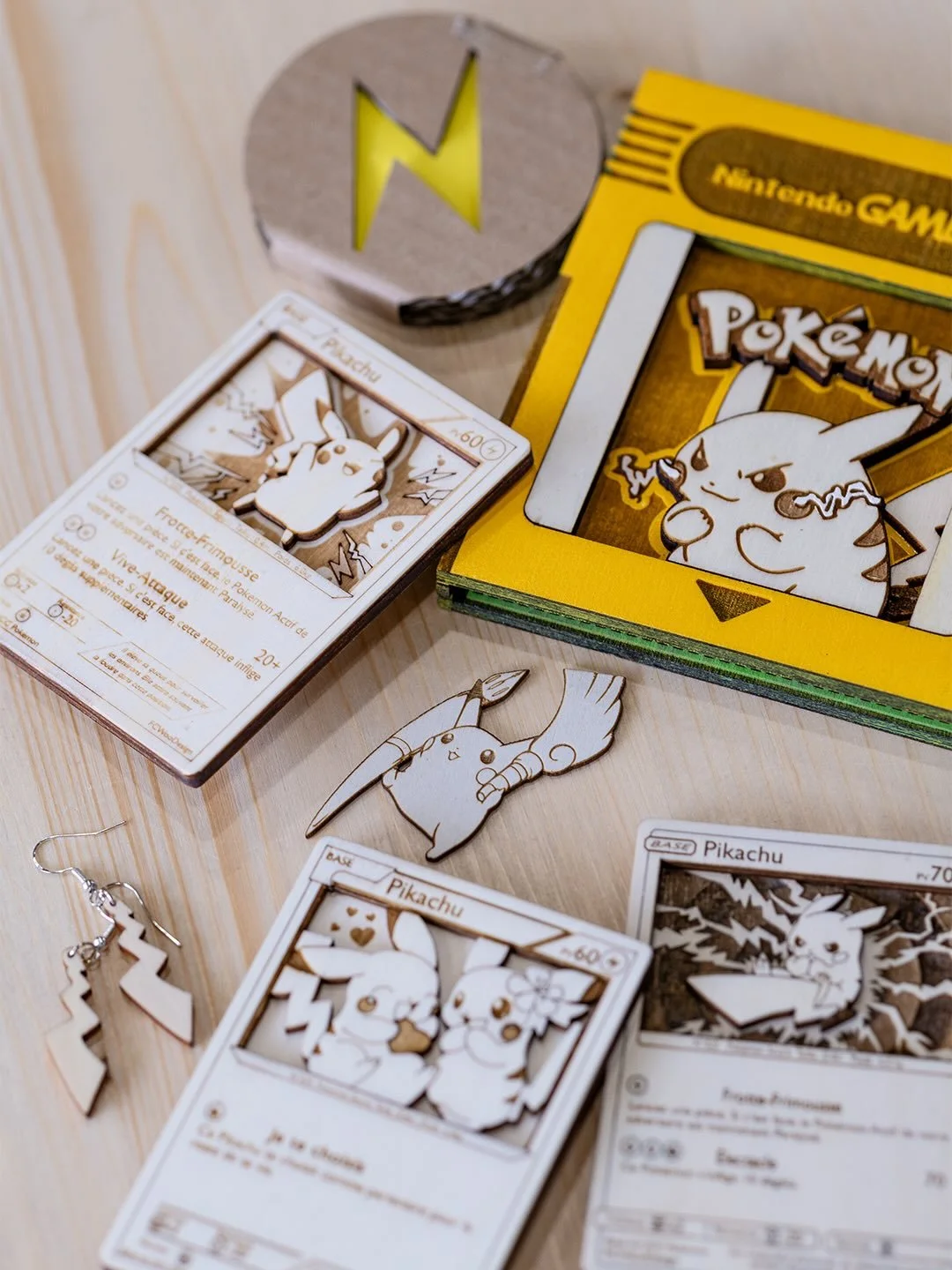 Une nouvelle carte Pikachu arrive tr&egrave;s bient&ocirc;t&hellip; 😎 🫣

📸 @romainduriezcom 

#pikachu #pikachutcg #pokemonwoodart