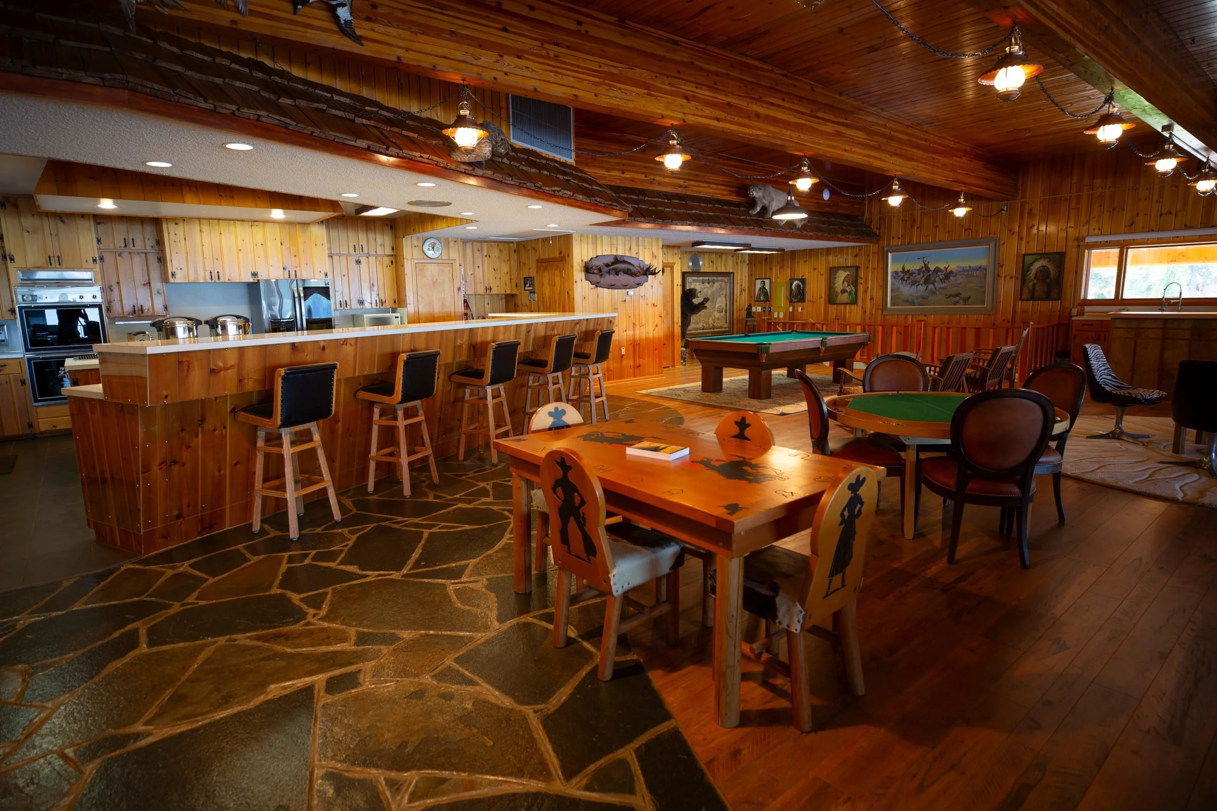 The pool table and bar in the great room at The Retreat on Lake Pend Oreille