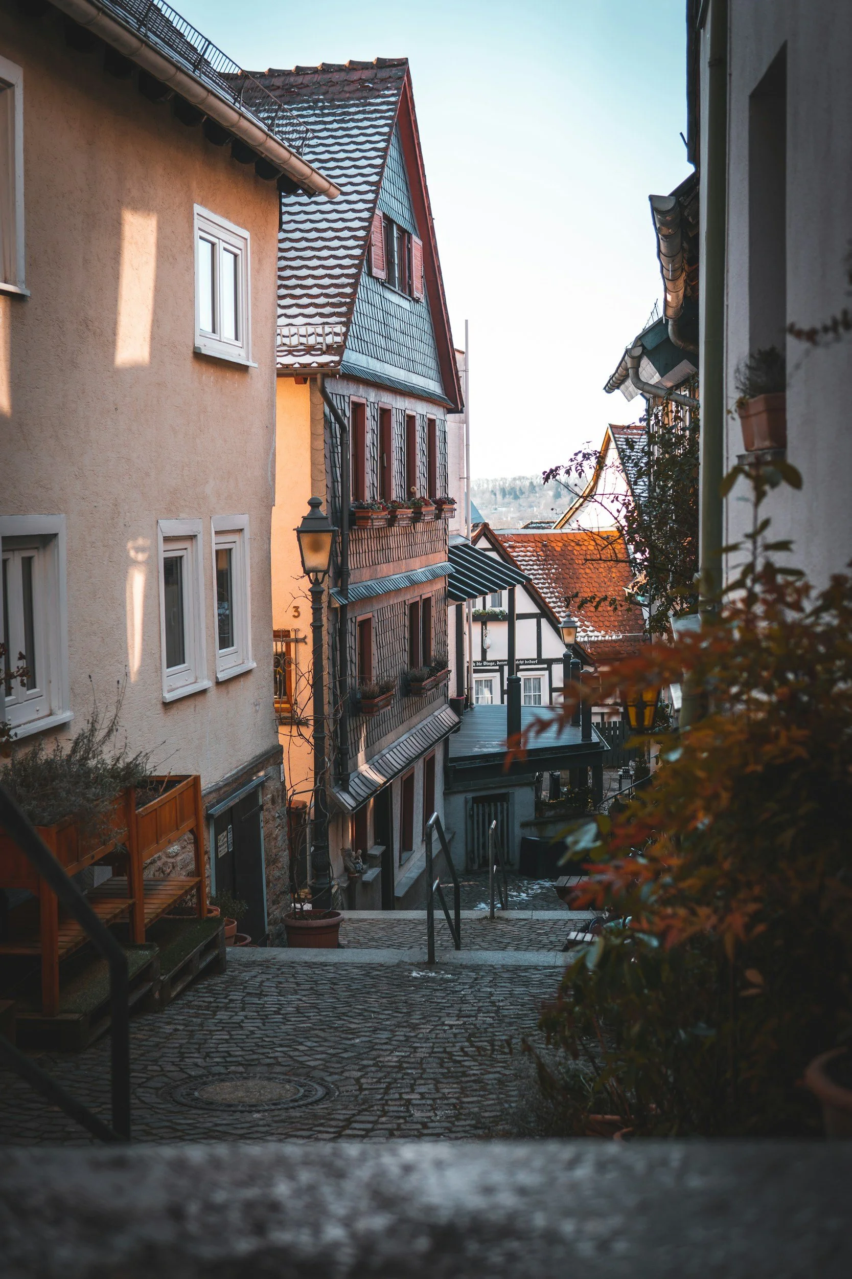 Wohnstraße in einer historischen Altstadt im Taunus