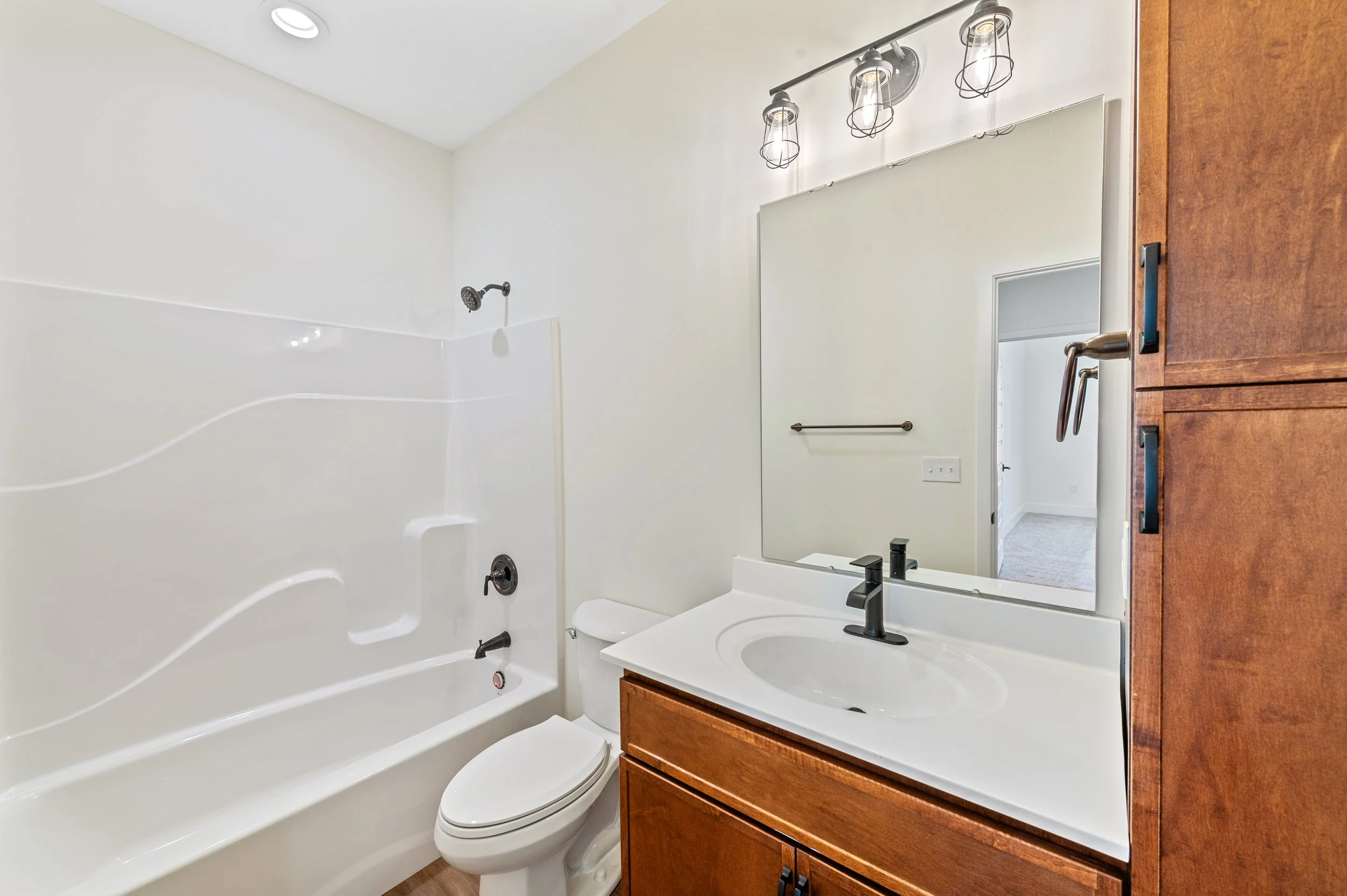 34-FullBath.jpg