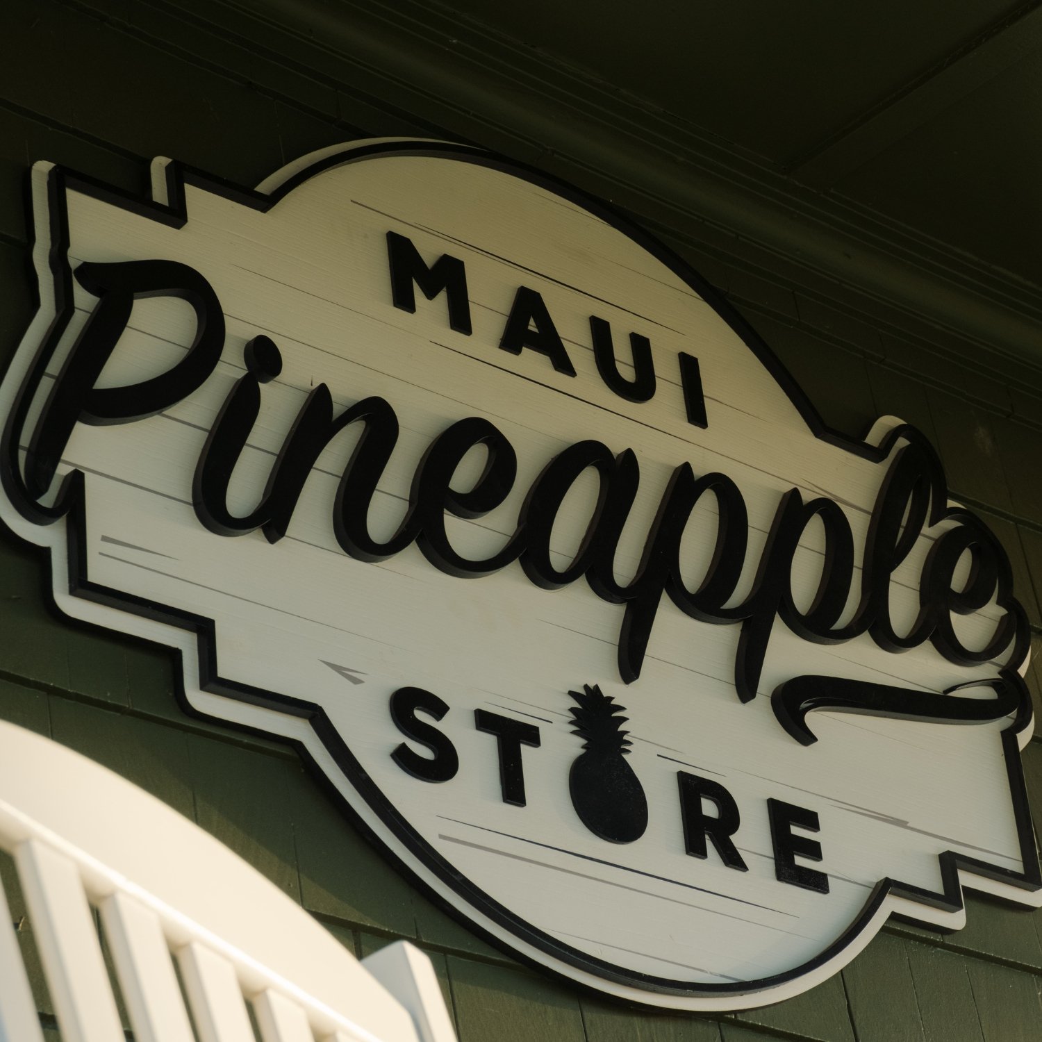 Sign for Maui Pineapple Store with a pineapple graphic.