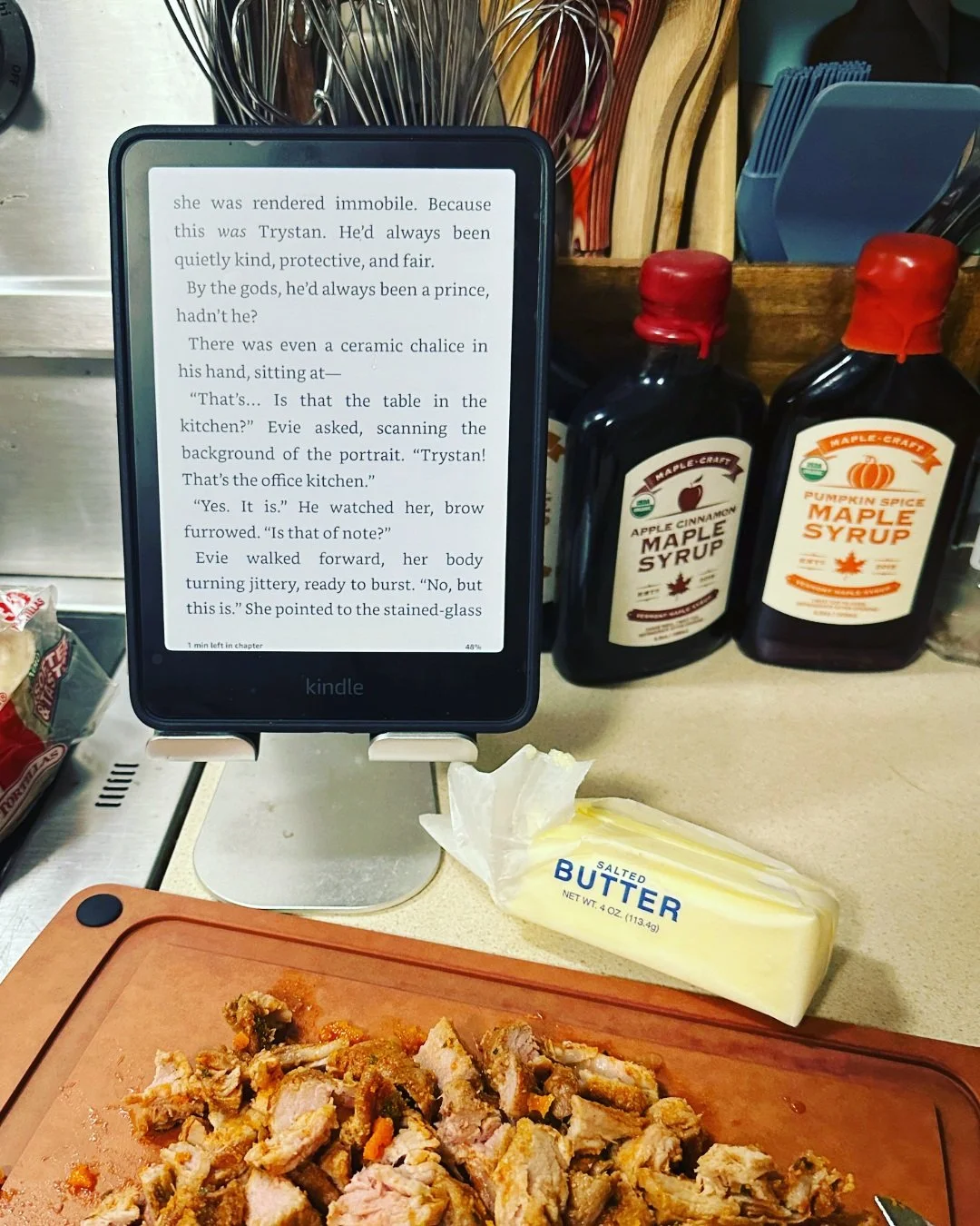 People always ask me how I read and write so much, and this is one of the easier answers...if I have five minutes in between or I can multitask, I'm reading or writing! I usually have my Kindle open when I'm making dinner or doing dishes 😂

#bookaho