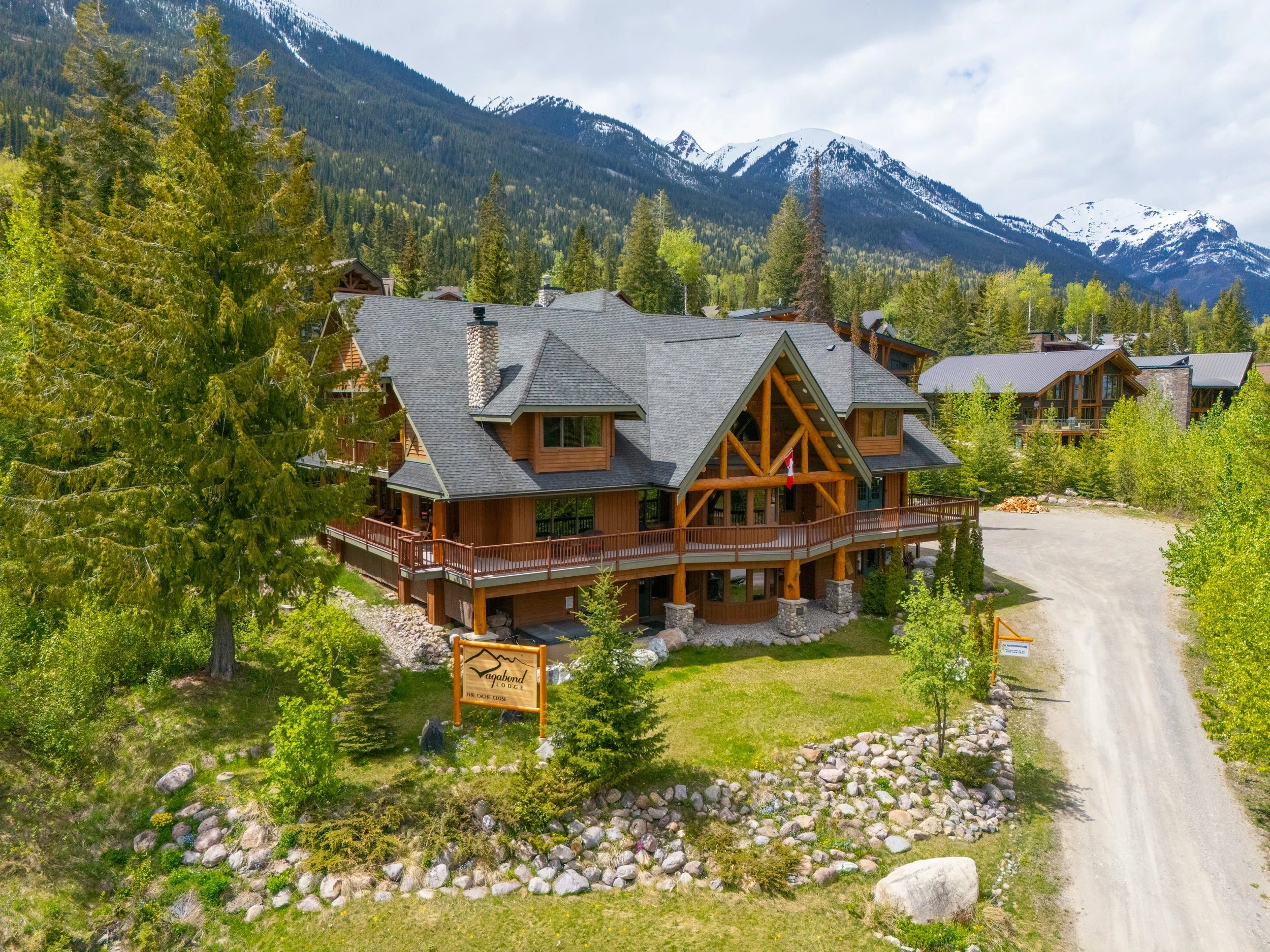 Just look how amazing the Vagabond Lodge is looking this spring! 🌷🌼