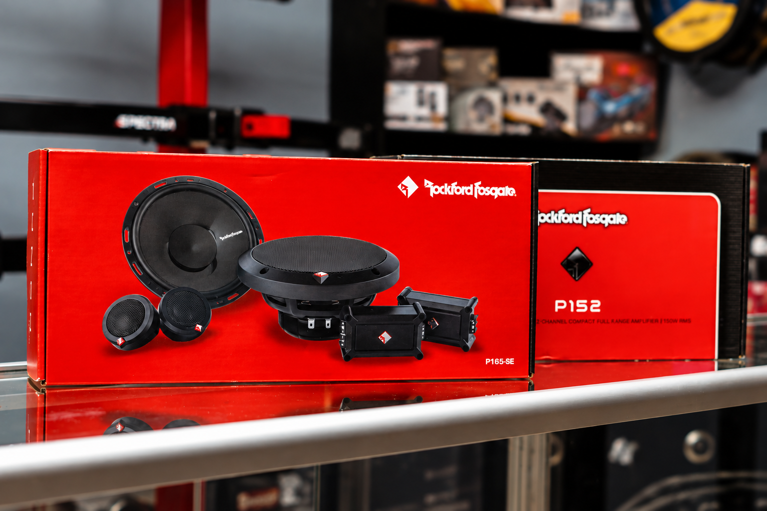 Sistema de componentes Rockford Fosgate P165-SE y amplificador P152 exhibidos en SpeedShop Nicoya.