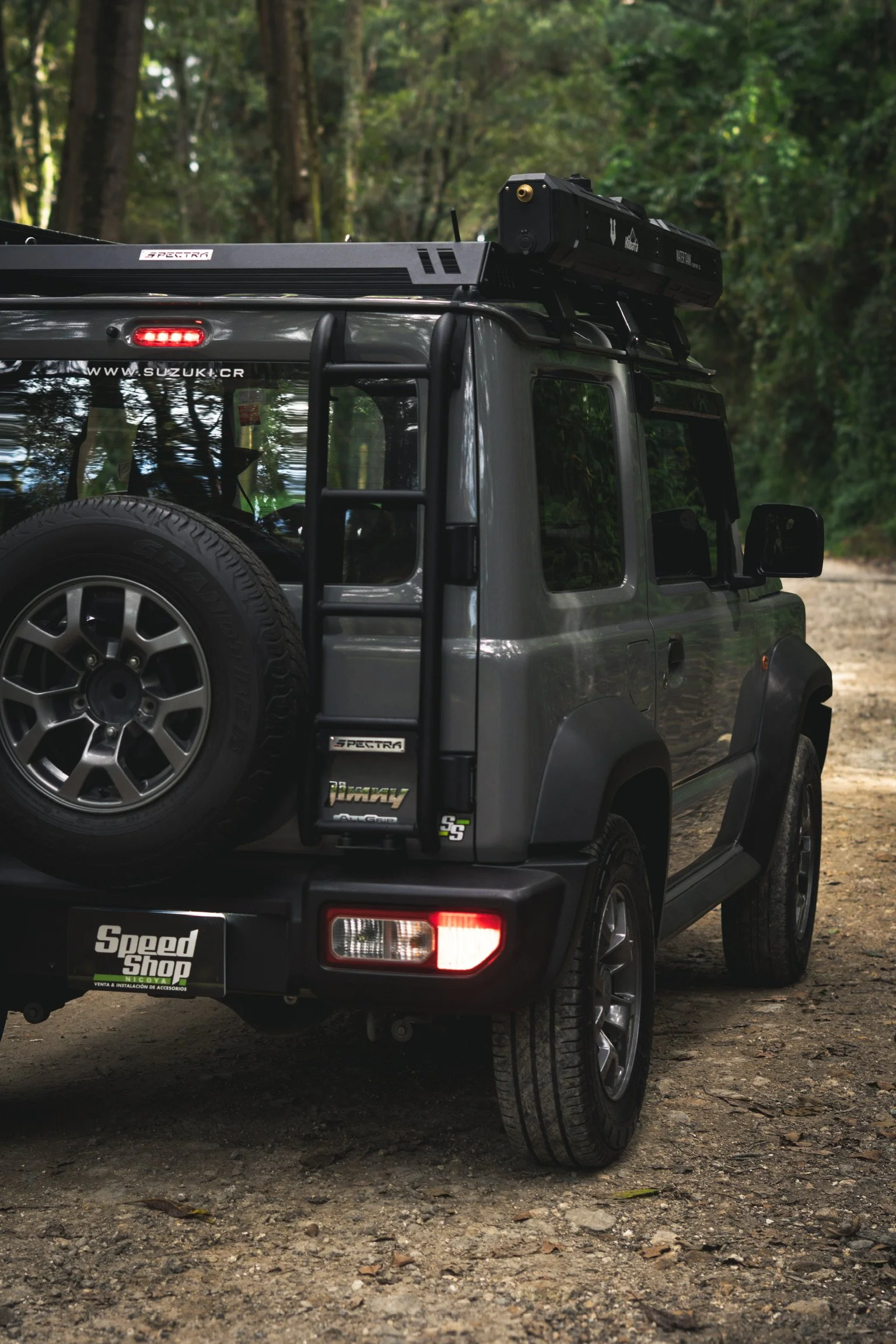 Vehículo Jimny de aventura con accesorios como plataforma, tanque de agua. escalera, luces LED.