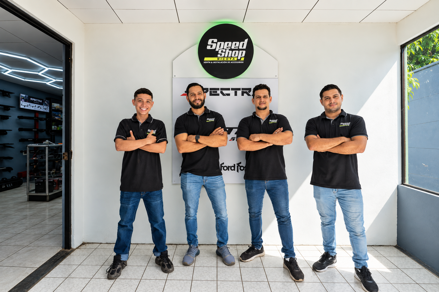 Equipo de SpeedShop Nicoya frente al rótulo del negocio en Nicoya, Guanacaste.