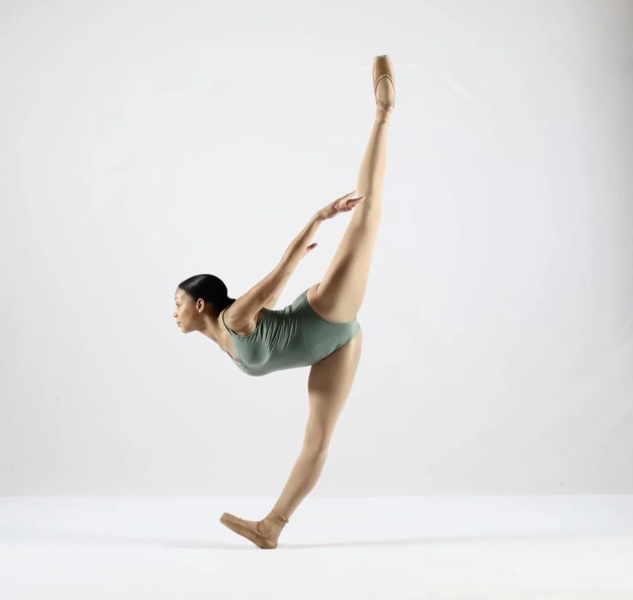 African American female dancer en pointe