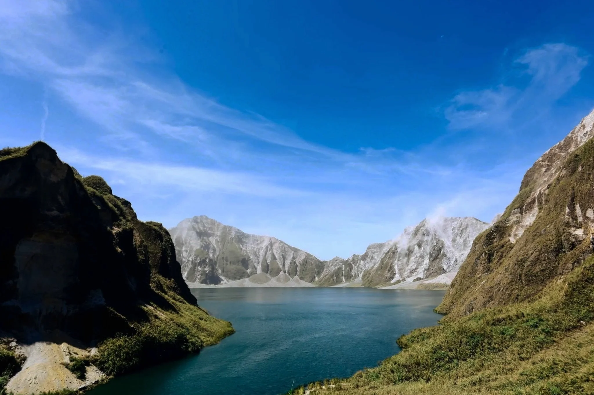 One of the most beautiful places I&rsquo;ve ever been to for an engagement session, but don&rsquo;t be fooled, it&rsquo;s a serious hike&hellip; Like whew!

This turquoise lake sits inside a volcano crater, carved by one of the largest eruptions of t