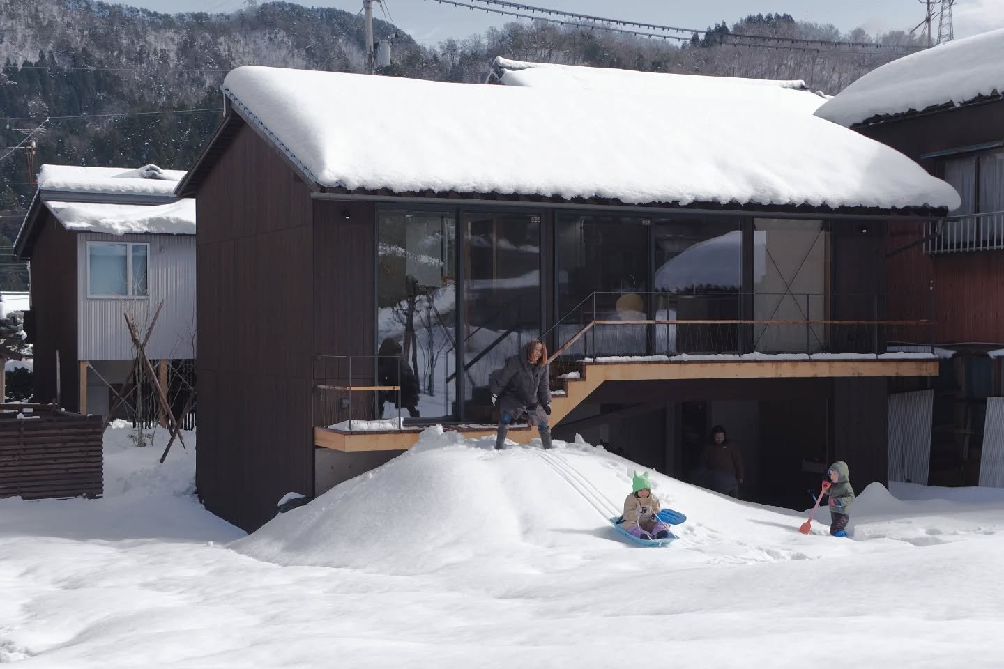 Residential Project: ie/iM

リビングにつながる築山に雪が積もりソリ遊びができるように!!🛷豪雪地帯ならではのおうちの楽しみ方😊

Happy to see our client enjoying the heavy snowfall❄️❄️❄️

設計：KiiN @kiin_architects
施工：松田工務店 @matsuta_koumuten
外構：De:TERIOR + 長谷川造園
構造：三崎洋輔 / EQSD一級建築士事務所
写真：木村公翼 / KiiN