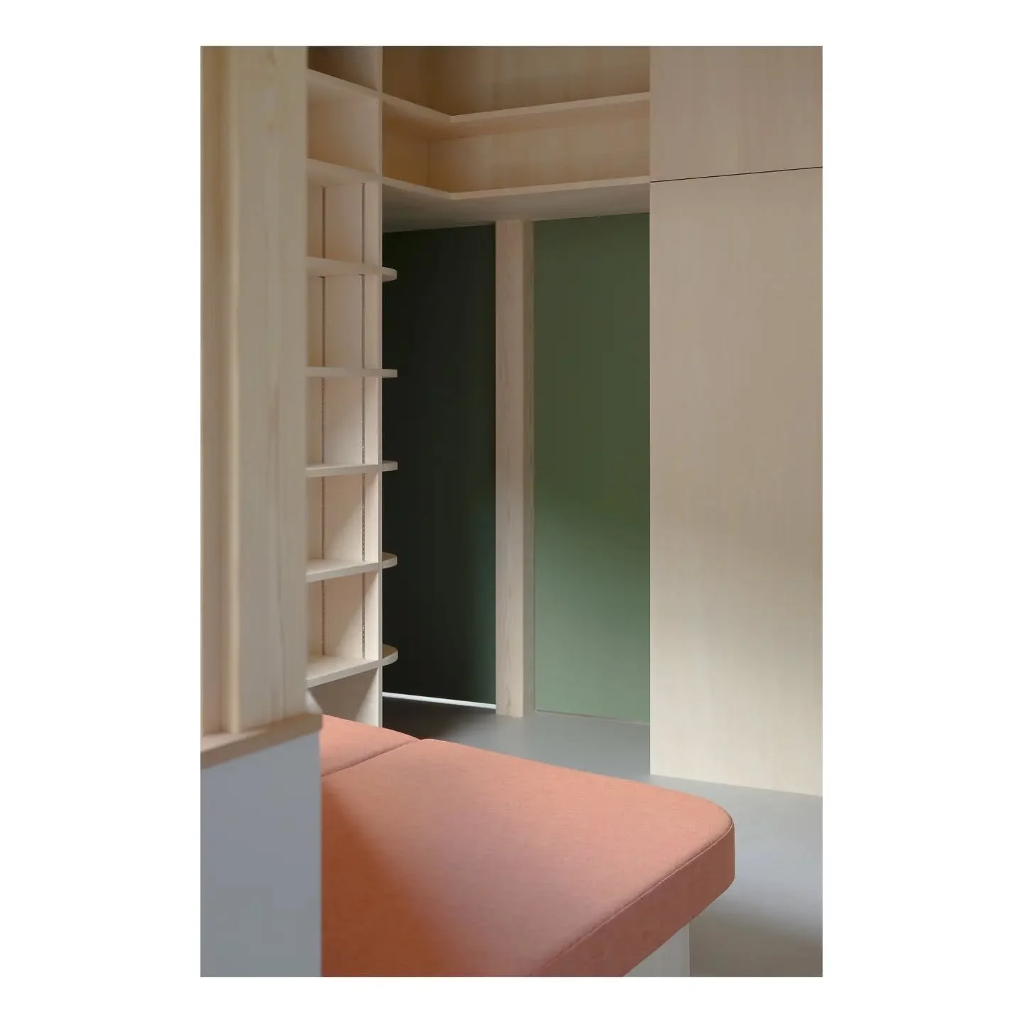 Residential Project: ie/iM

子供部屋へはライブラリースペースの本棚を抜けて🚪

Through the mini library shelf into the kids room🟩

設計：KiiN @kiin_architects
施工：松田工務店 @matsuta_koumuten
構造：三崎洋輔 / EQSD一級建築士事務所
写真：木村公翼 / KiiN

#architecture #architect #design #residential #hous