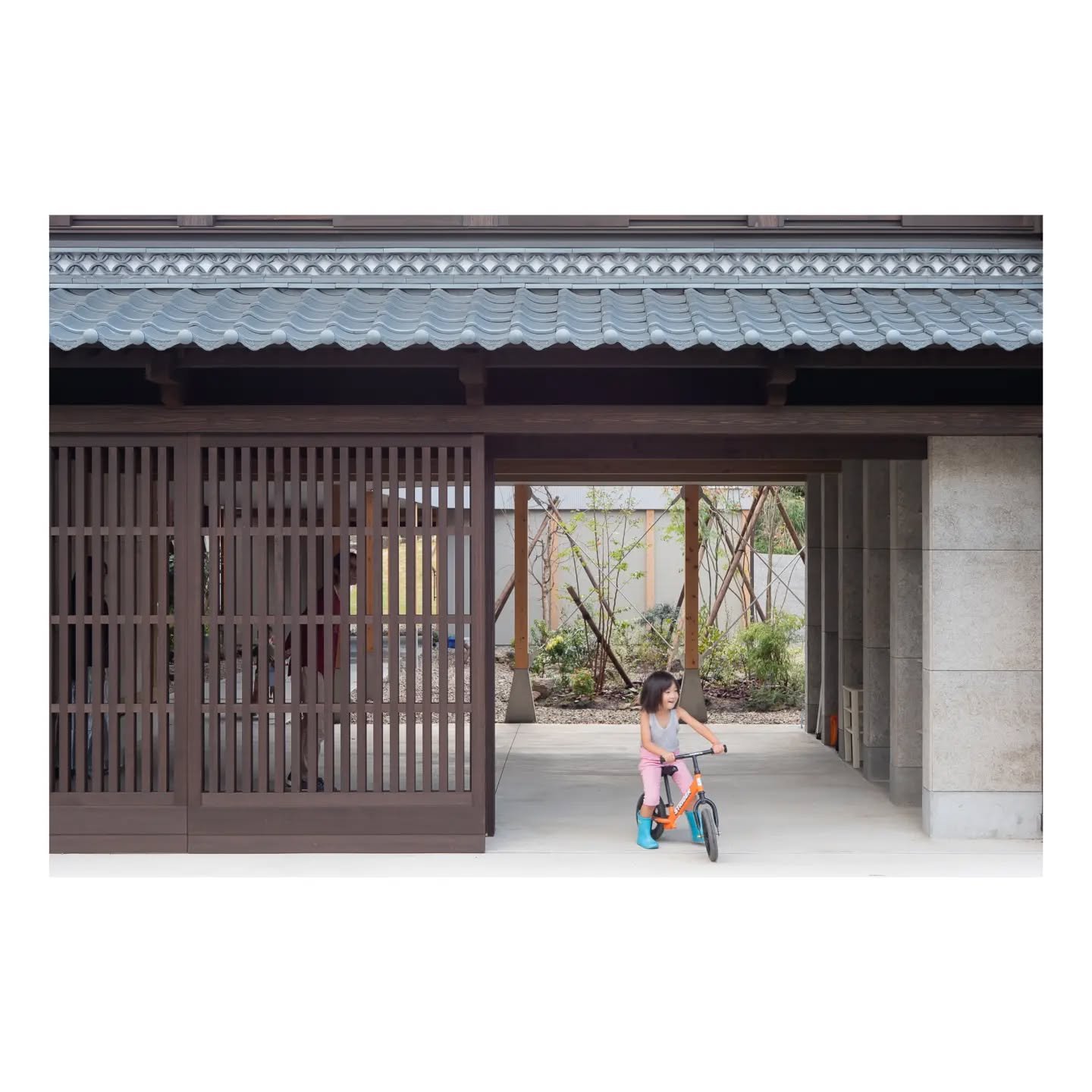 Residential Project: ie/iM

中庭と裏庭の造園工事も完了しました!!
完成したお庭を駆け巡る子どもたち🚴
前面道路からも格子越しに緑が見え、まちの風景としても少しプラスに🌱

 The garden work of the courtyard and backyard has also been completed, sharing a bit of greenery with the passersby, and adding to the scenery of 