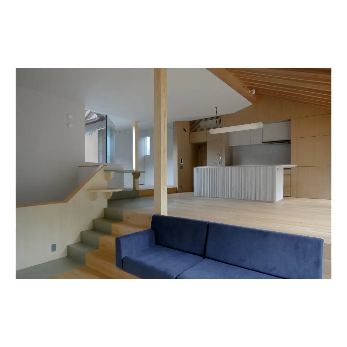 Residential Project: ie/iM

5人家族の団らんスペース!!!オープンなLDK空間の中にも雰囲気の異なる場所をいくつか作れればという思いで、施主と選んだ複数の色や素材を組み合わせています。

 Main living room for a family of five!!! To create spaces with different attributes in one open space, the interior material palette combines