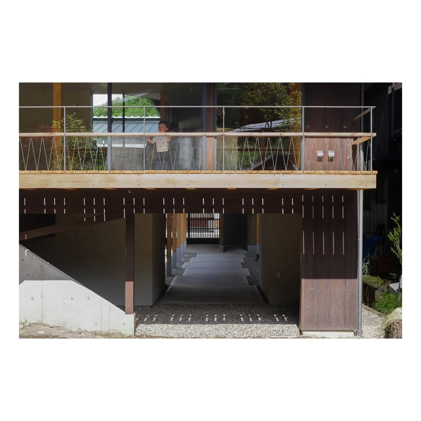 Residential Project: ie/iM

1階レベルは玄関部分以外は基本的に屋外!!
裏庭側の道からも玄関にアクセスできちゃいます。

上から覗くは家の主。今日も町の安全を見守ります🤠
時間帯によっては写真のような!!!の光が現れることも!!

 The ground level is all connected open-air besides the main entrance volume, making it also possible to access the hou