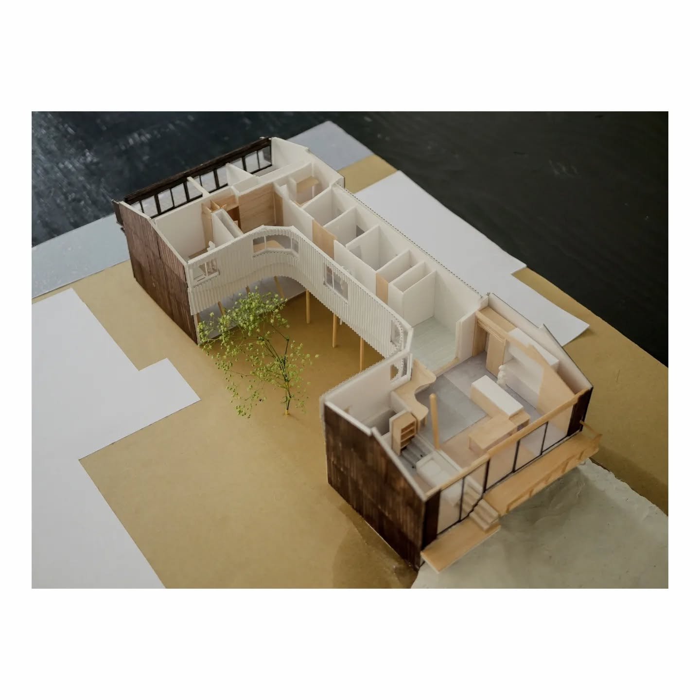 Residential Project: ie/iM

建物全貌を模型でご紹介!!
施主要望の平屋的な暮らし、多雪地域での快適な住環境、前面の伝統家屋の形式などさまざまな要件を考慮し、居住スペース全体を2階に持ち上げた計画としています。

Our presentation model for house ie/iM!!
The main living space is lifted above ground in order to correspond to the several contra