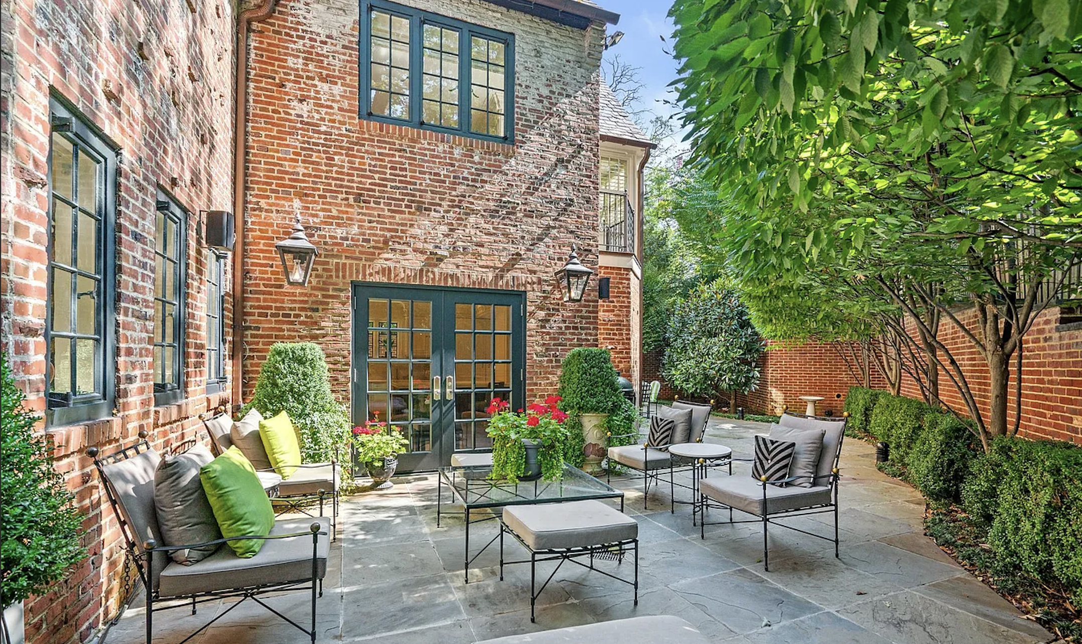 Outdoor patio designer furnishings and styling in Kalorama Washington DC by Susan Harreld Interiors
