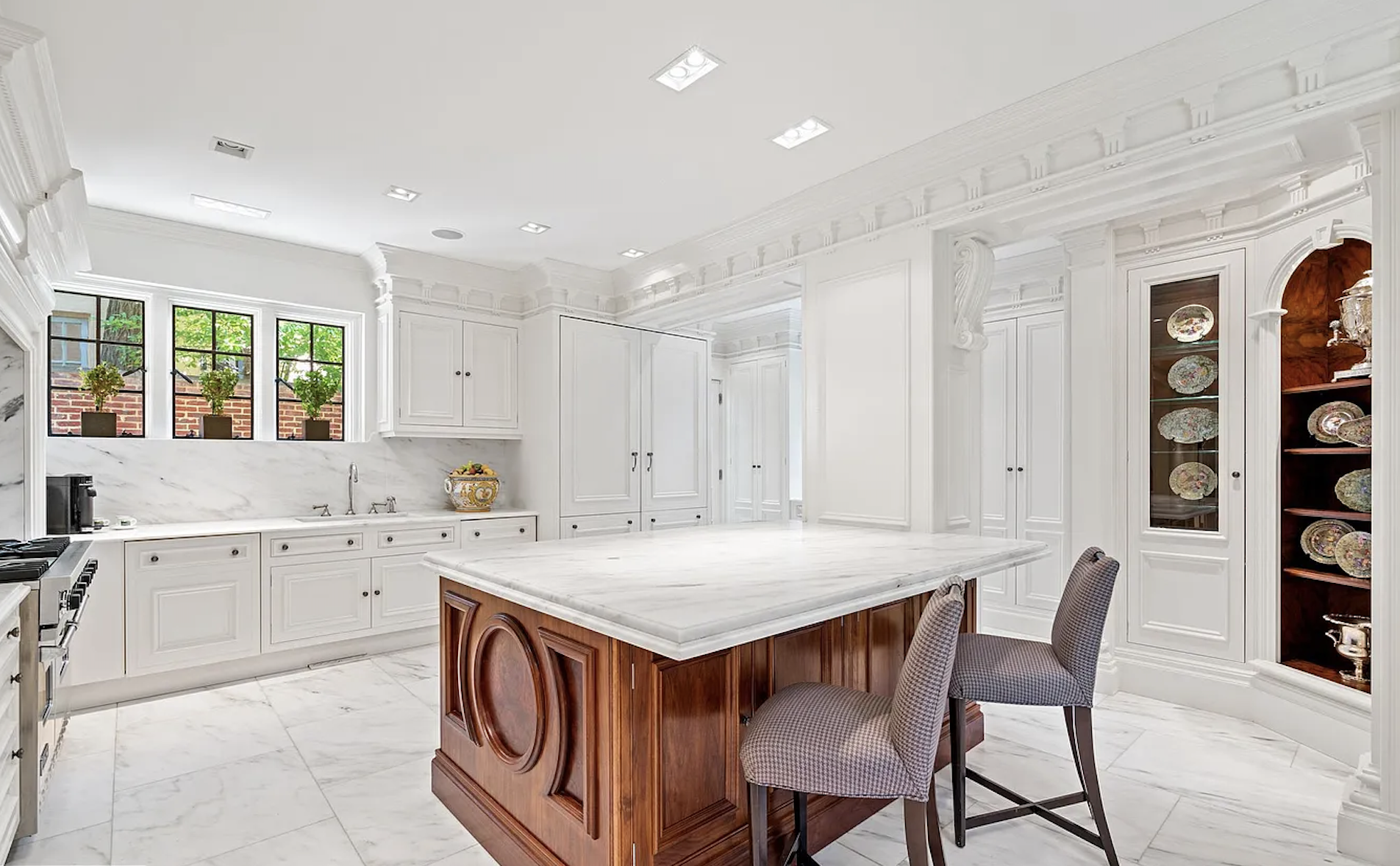 Custom white kitchen design in Washington DC with Clive Christian Cabinets by Susan Harreld Interiors