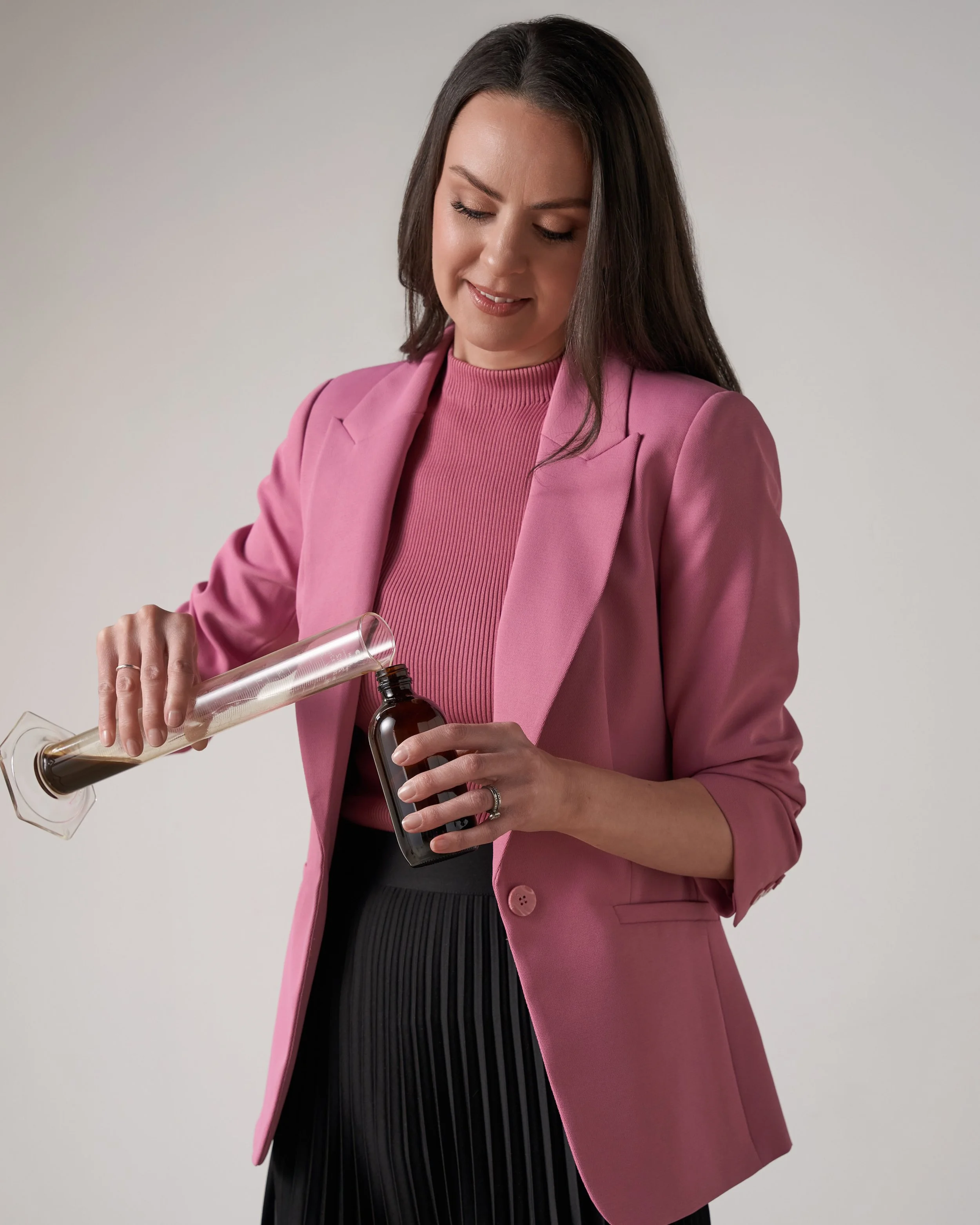 Katie Gunsser, online naturopath specialising in gut health. Pouring liquid herbal medicine.