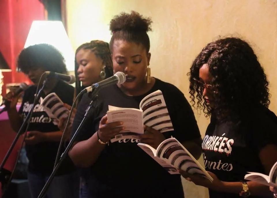Autrices d'Écorchées vivantes en lecture publique lors d'une soirée littéraire — ouvrage collectif dirigé par Martine Fidèle, Mémoire d'encrier, 2017.