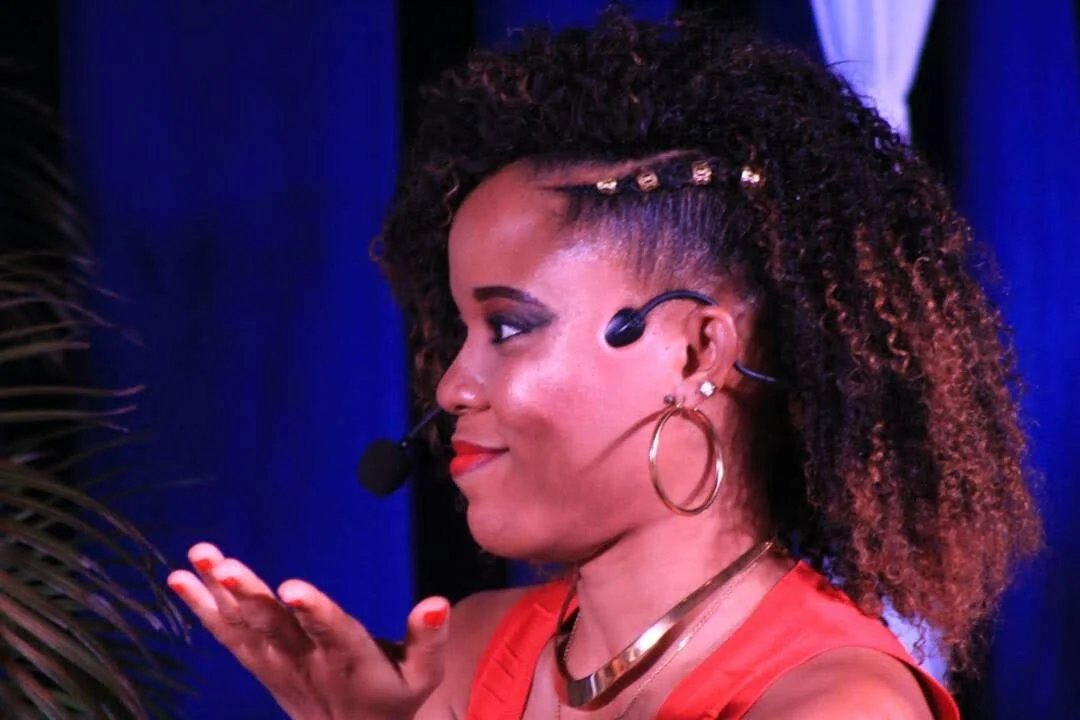 Martine Fidèle dans une autre scène du spectacle SARA.