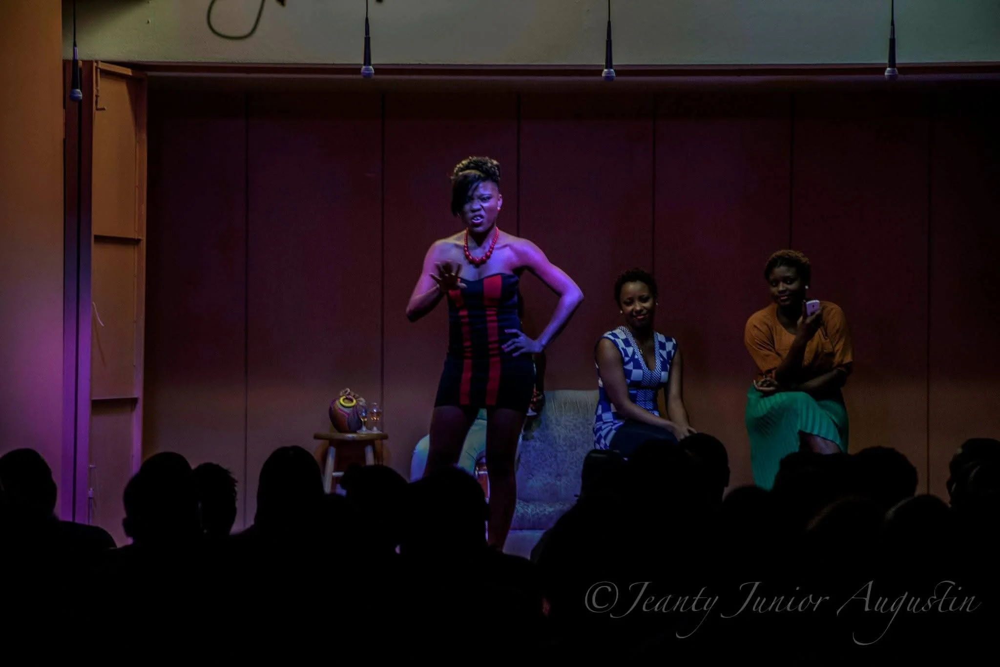 Martine Fidèle en performance dans le spectacle Sara — scène de théâtre avec comédien·nes.