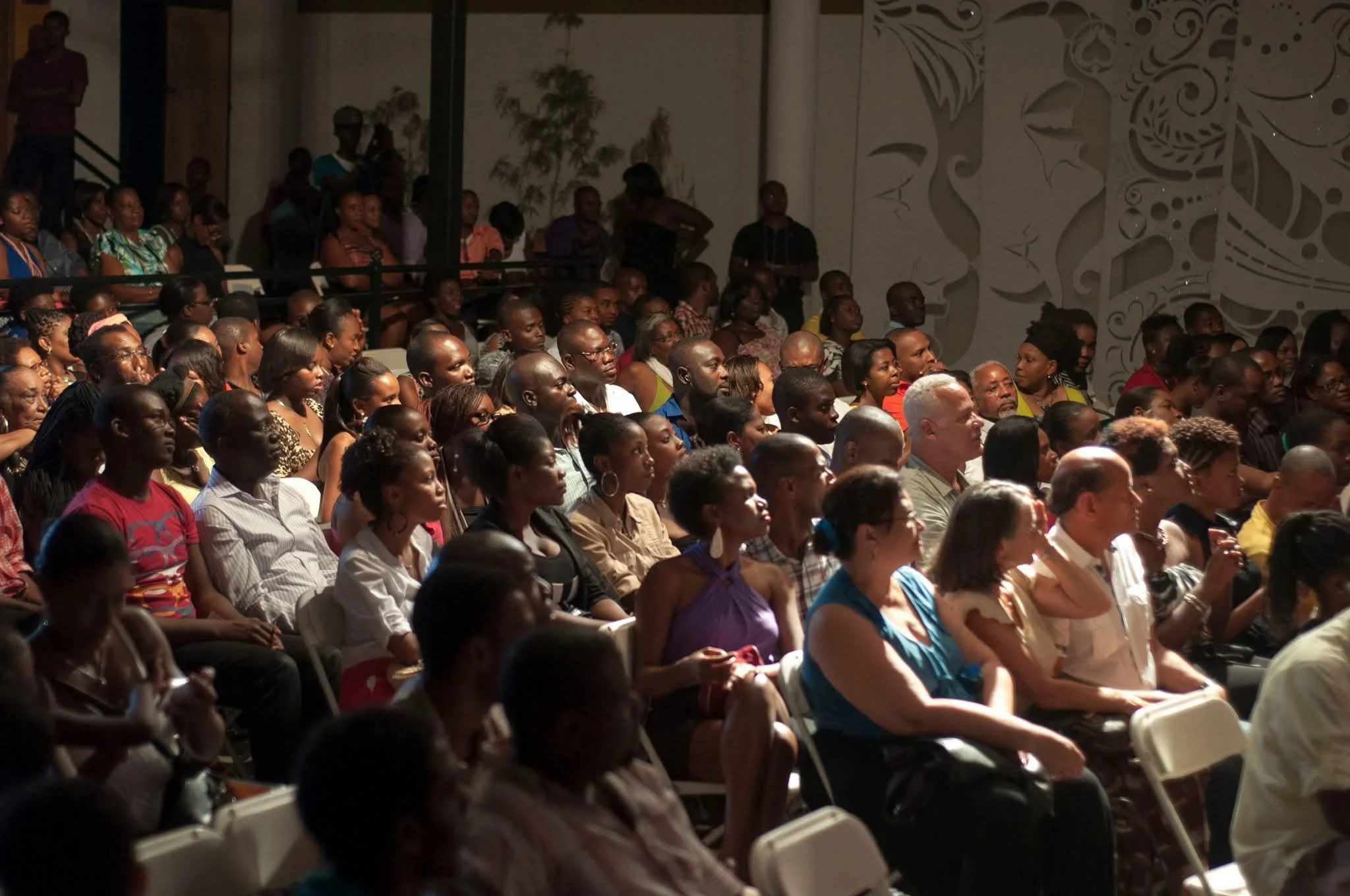 Salle comble au Vilatte, Pétion-Ville, lors d'une représentation du spectacle Jugez-nous.