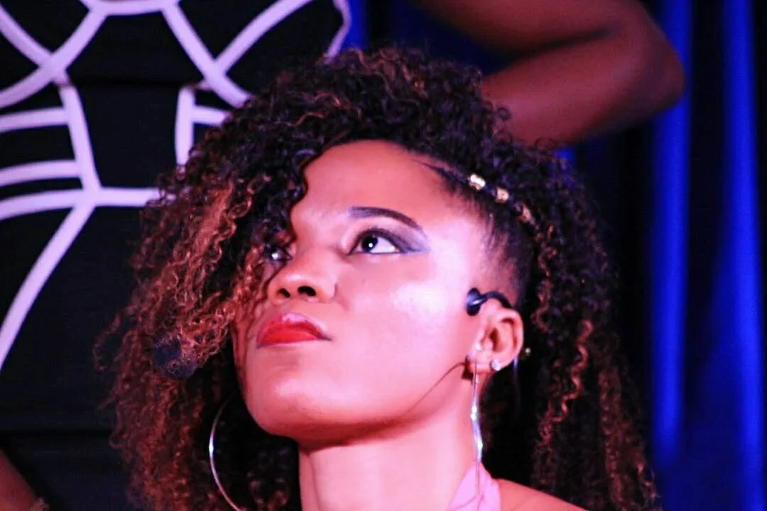 Martine Fidèle sur scène dans le spectacle SARA, le regard tourné vers le haut.