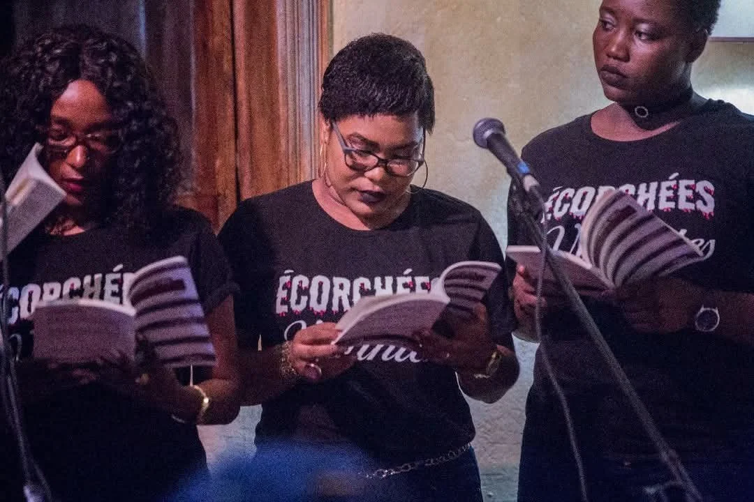 Autrices d'Écorchées vivantes en lecture publique, portant les t-shirts du collectif — soirée littéraire organisée autour de l'ouvrage dirigé par Martine Fidèle.