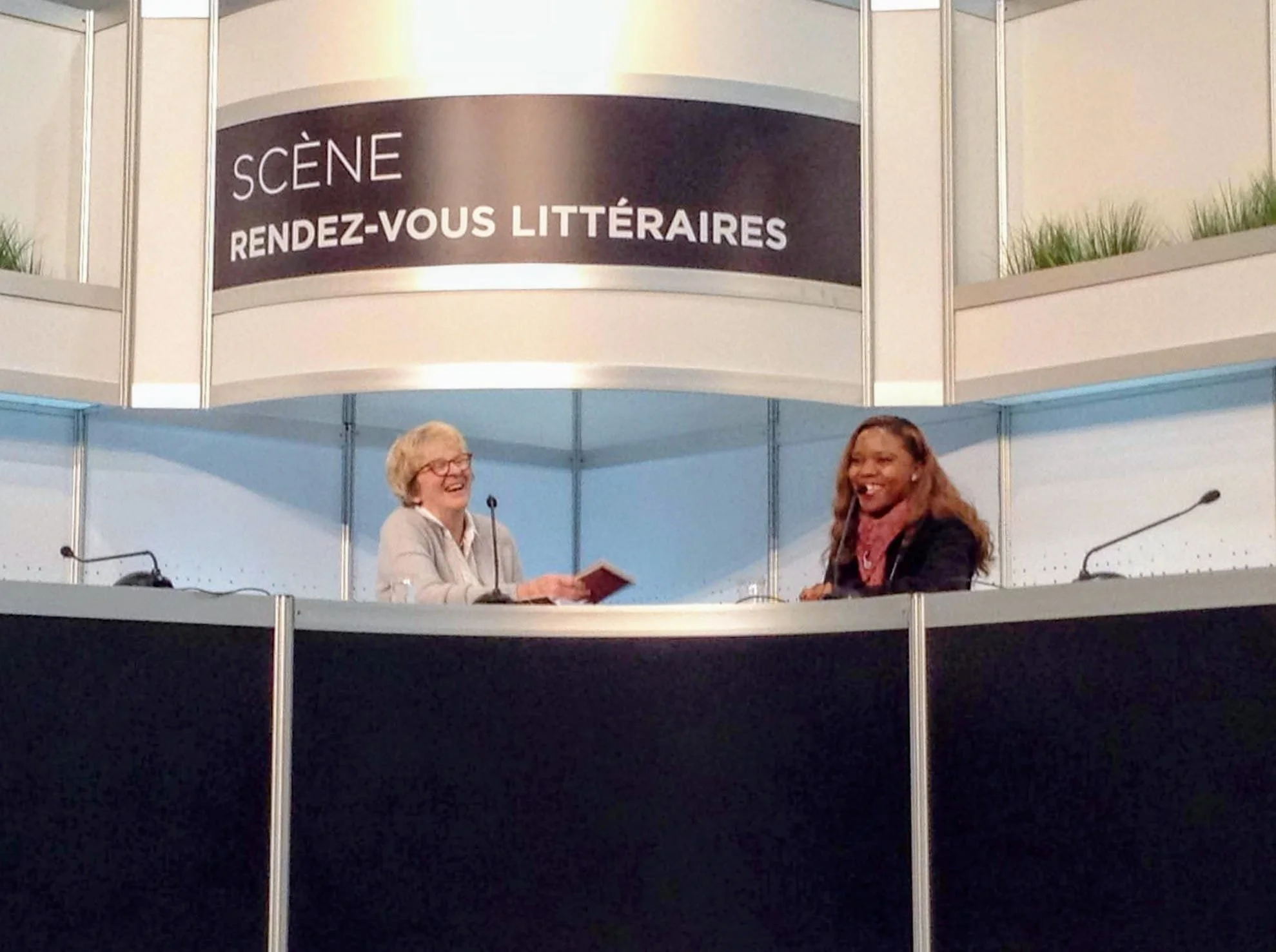 Martine Fidèle en entrevue au Salon international du livre de Québec, lors des Rendez-vous littéraires.