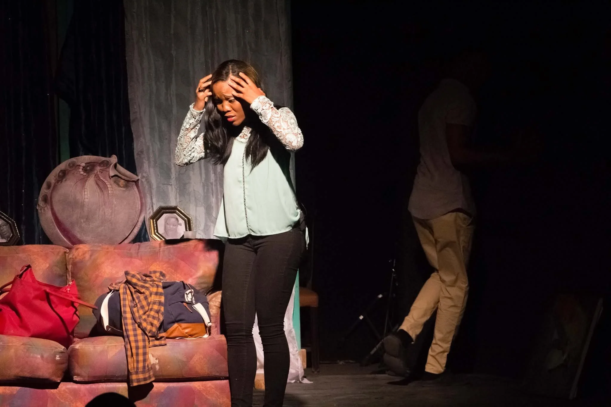Martine Fidèle dans une scène intense du spectacle Jugez-nous — performance théâtrale.