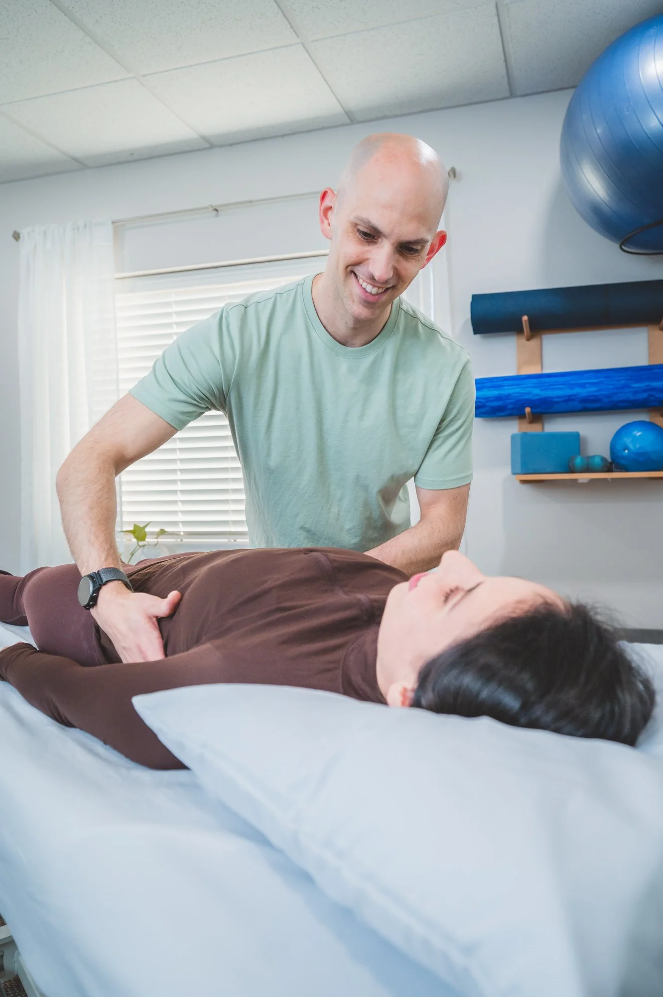 physical therapist assessing patient in orthopedic pt session