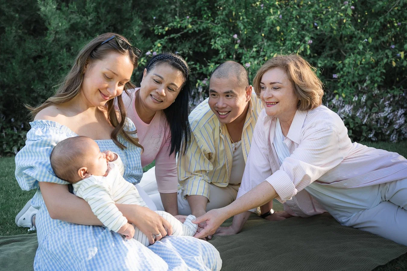 Natural extended family photography with a newborn at the Royal Botanic Gardens, Melbourne.