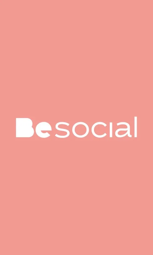 Grafisk design med lyserødt baggrund og teksten "Be social" i hvidt, hvor 'Be' er markeret med fed skrift.