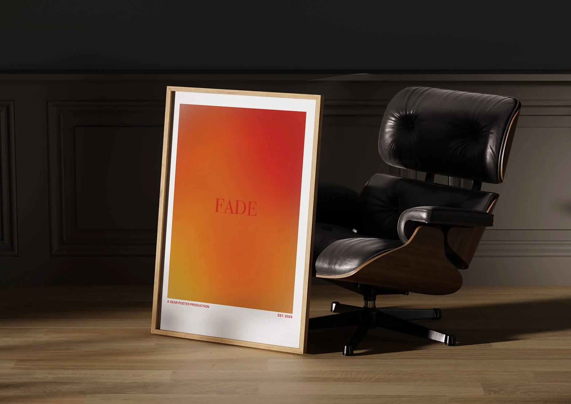 Et sort lænestol ved et skrivebord med en stor, farverig plakat foran, der har gradientfarver fra rød til gul med teksten 'FADE' og yderligere tekst nederst.