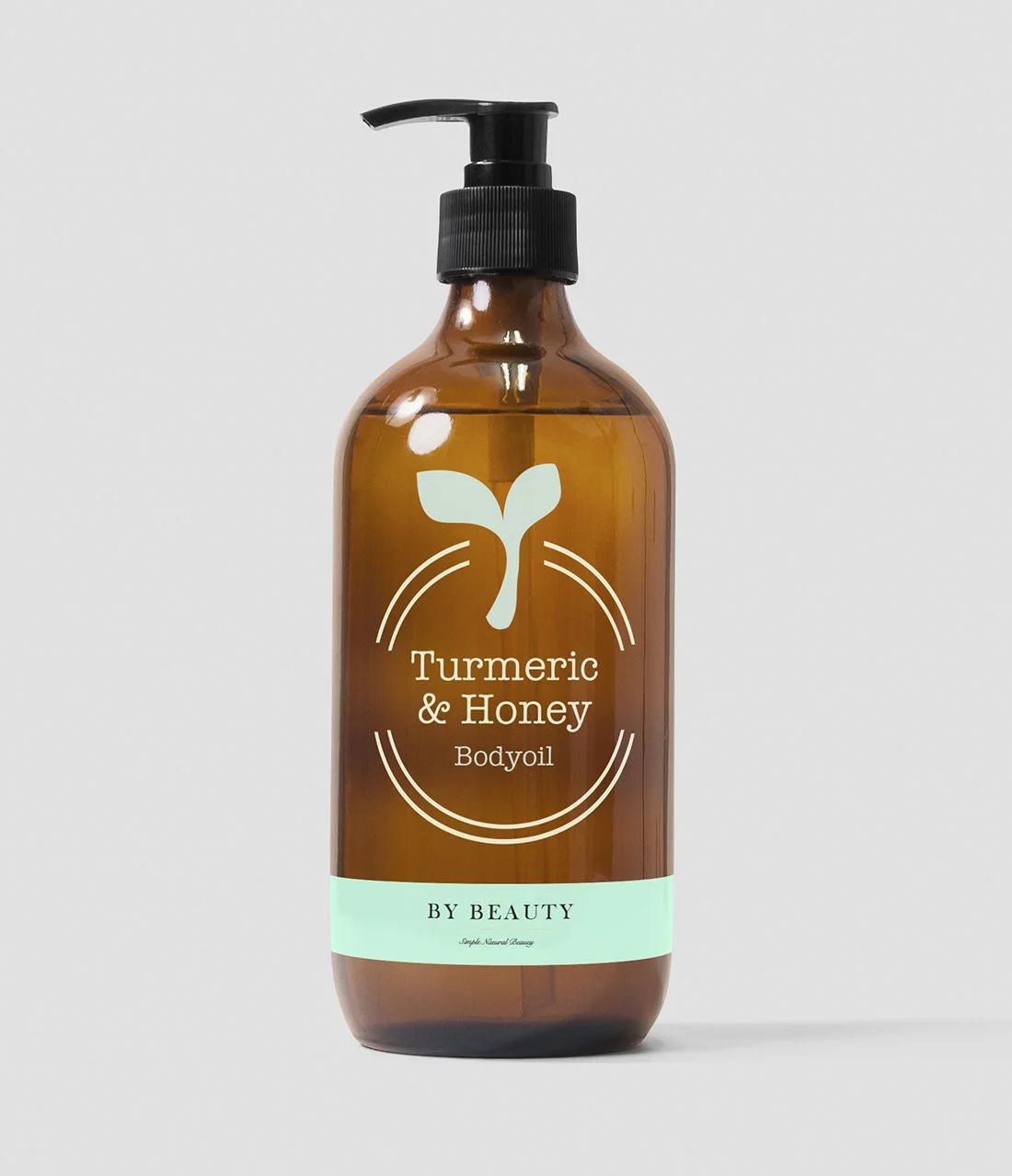 Brunt glasflaske med pumpe, label med grøn plante og tekst 'Turmeric & Honey Body Oil', mærke 'By Beauty'.