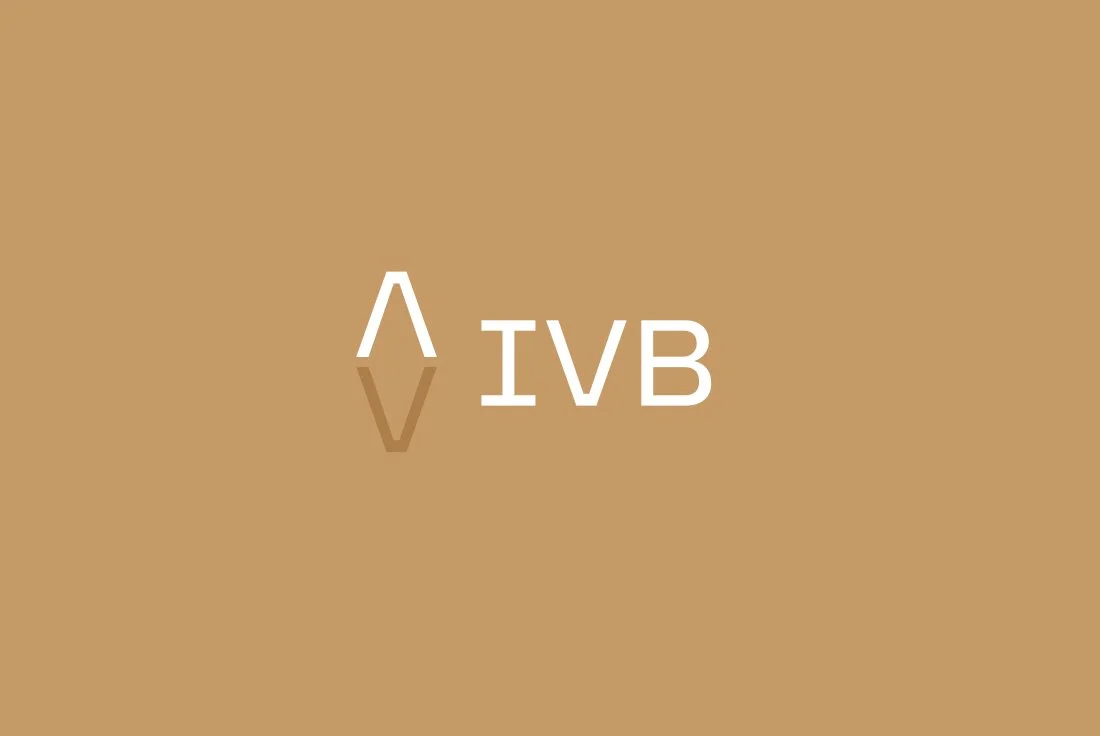 Logo med en stiliseret V-formet figur, efterfulgt af teksten 'IVB', på en beige baggrund.