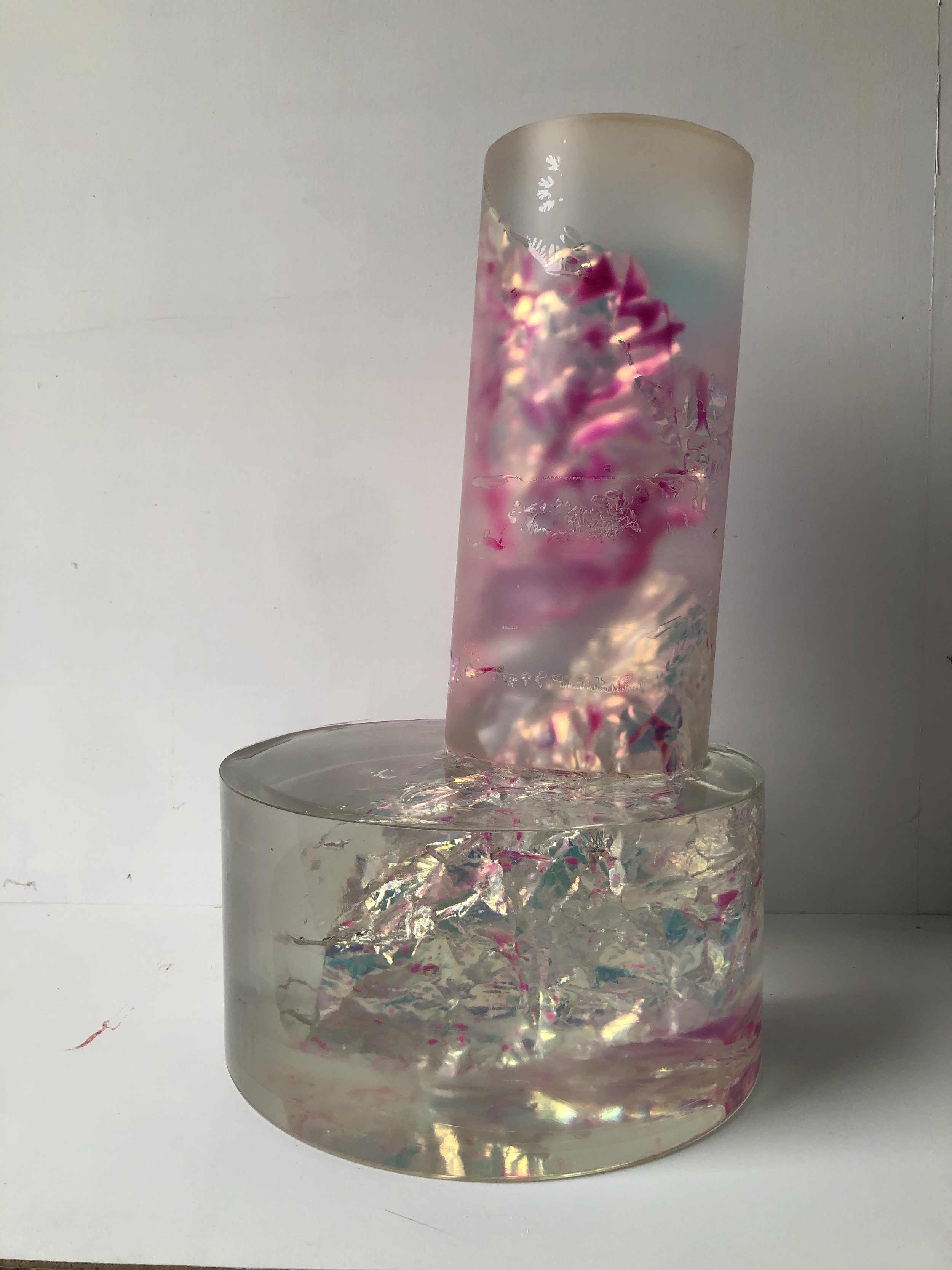 Experimental work exploring exposure to, and concealment of, energy during making.
2023.  Resin, dichroic film, pigment.  35 x 35 x 60cm